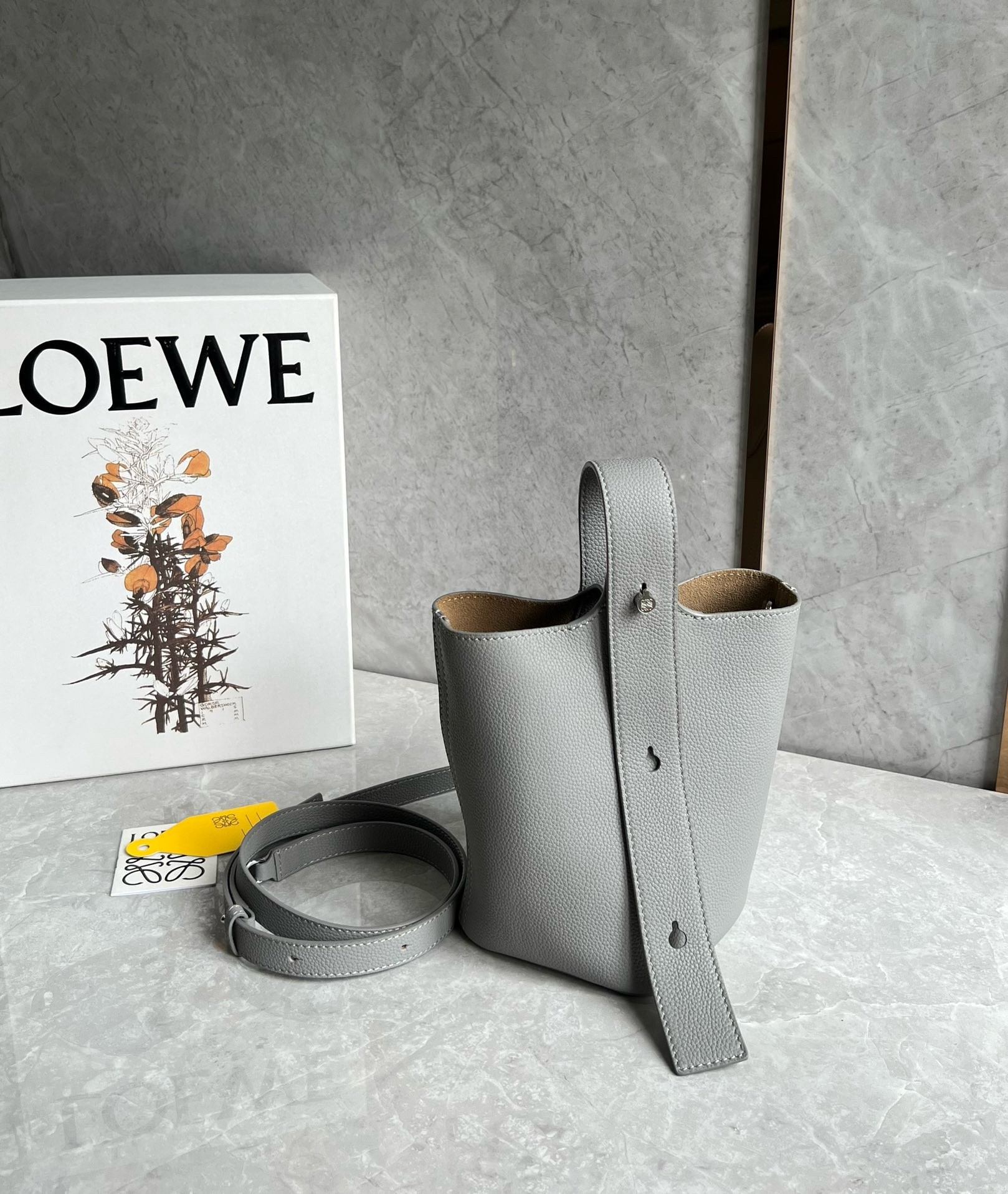 L0ew* mini pebble bucket bag in grey grained leather