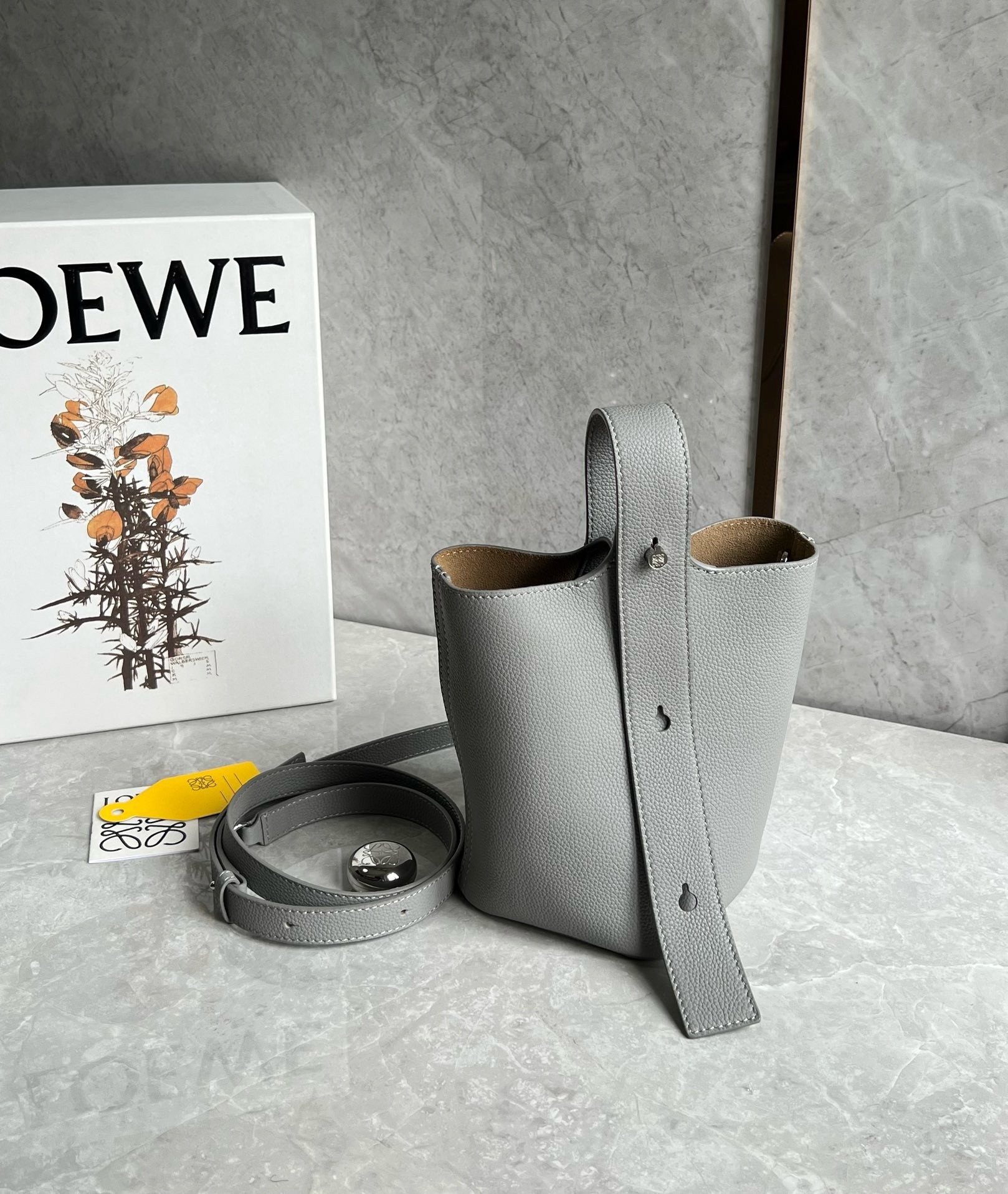 L0ew* mini pebble bucket bag in grey grained leather