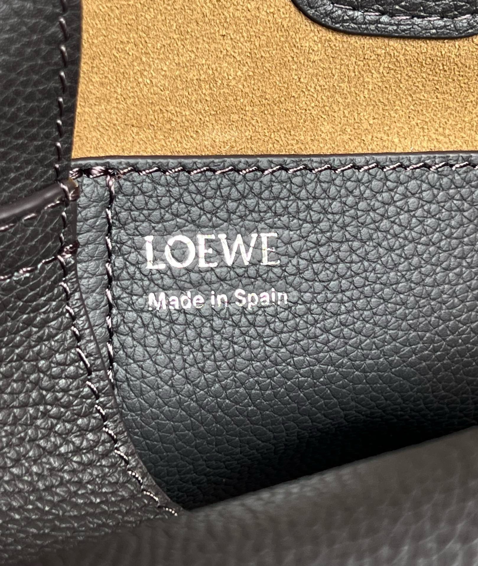 L0ew* mini pebble bucket bag in black grained leather
