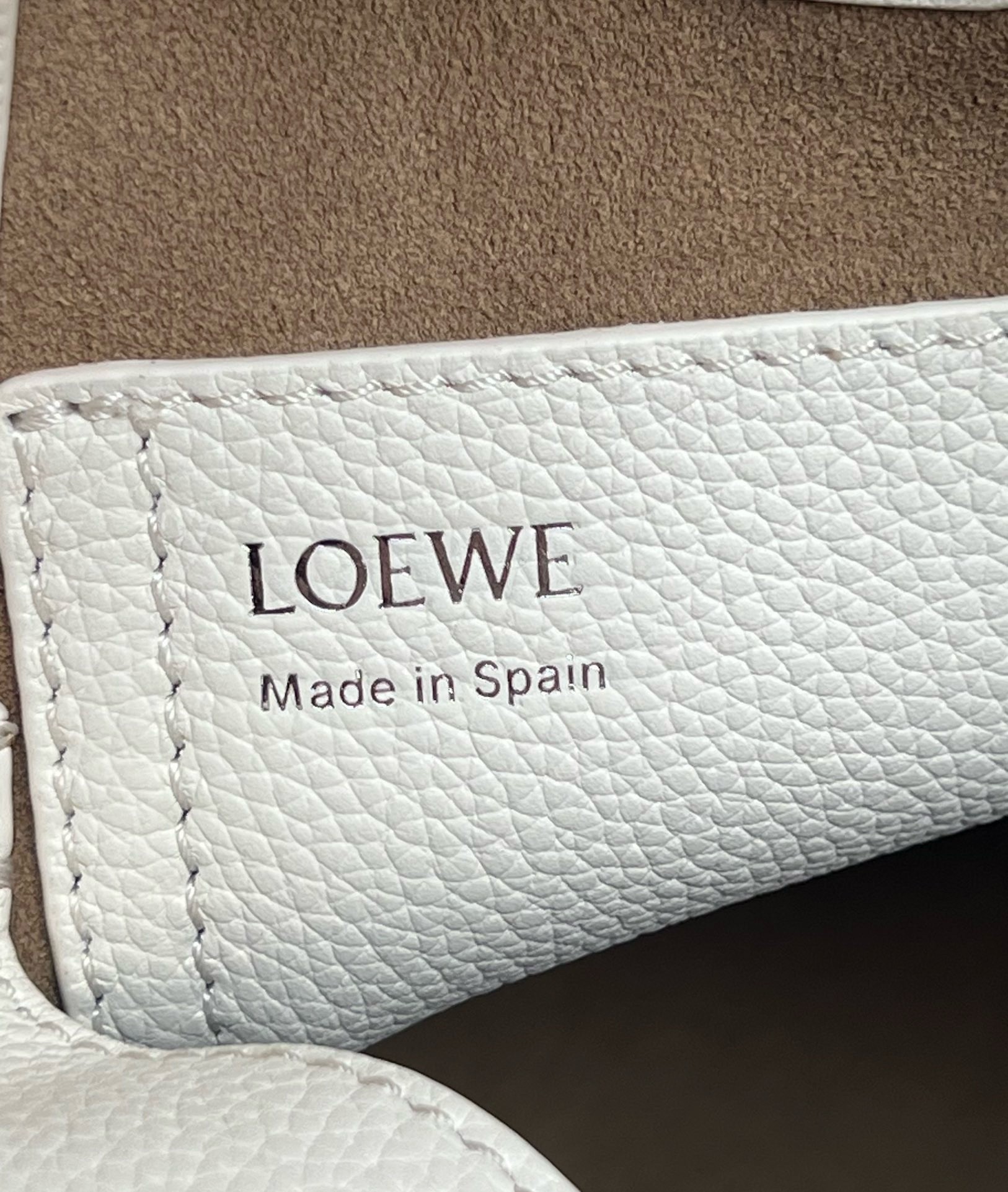 L0ew* mini pebble bucket bag in white grained leather