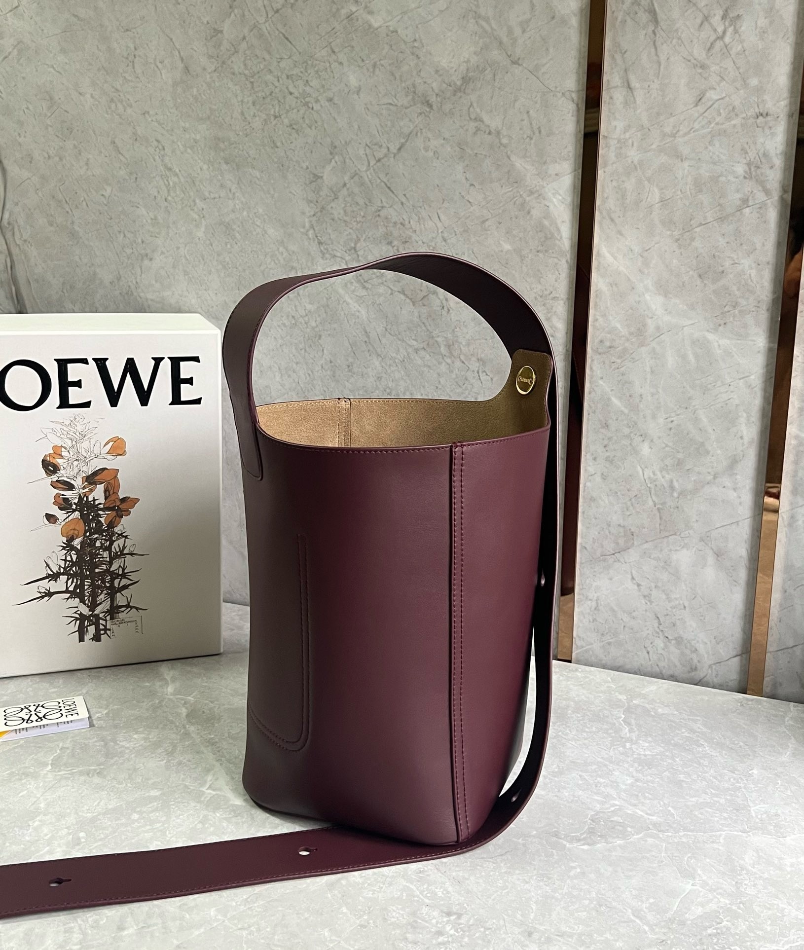 L0ew* medium pebble bucket bag in burgundy calfskin