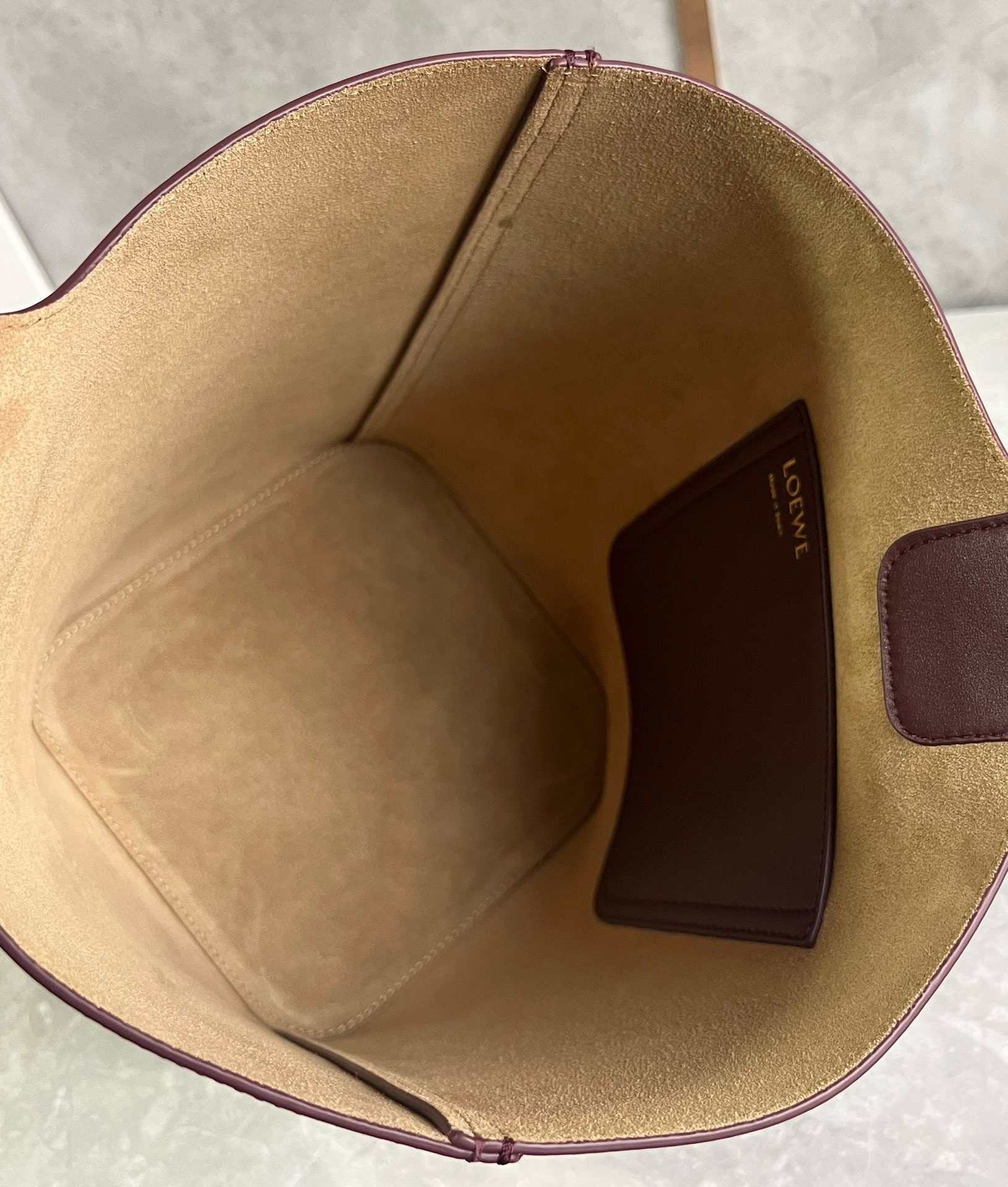 L0ew* medium pebble bucket bag in burgundy calfskin