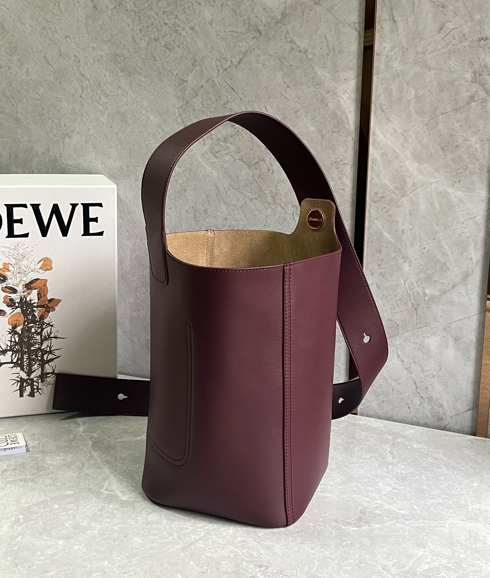 L0ew* medium pebble bucket bag in burgundy calfskin