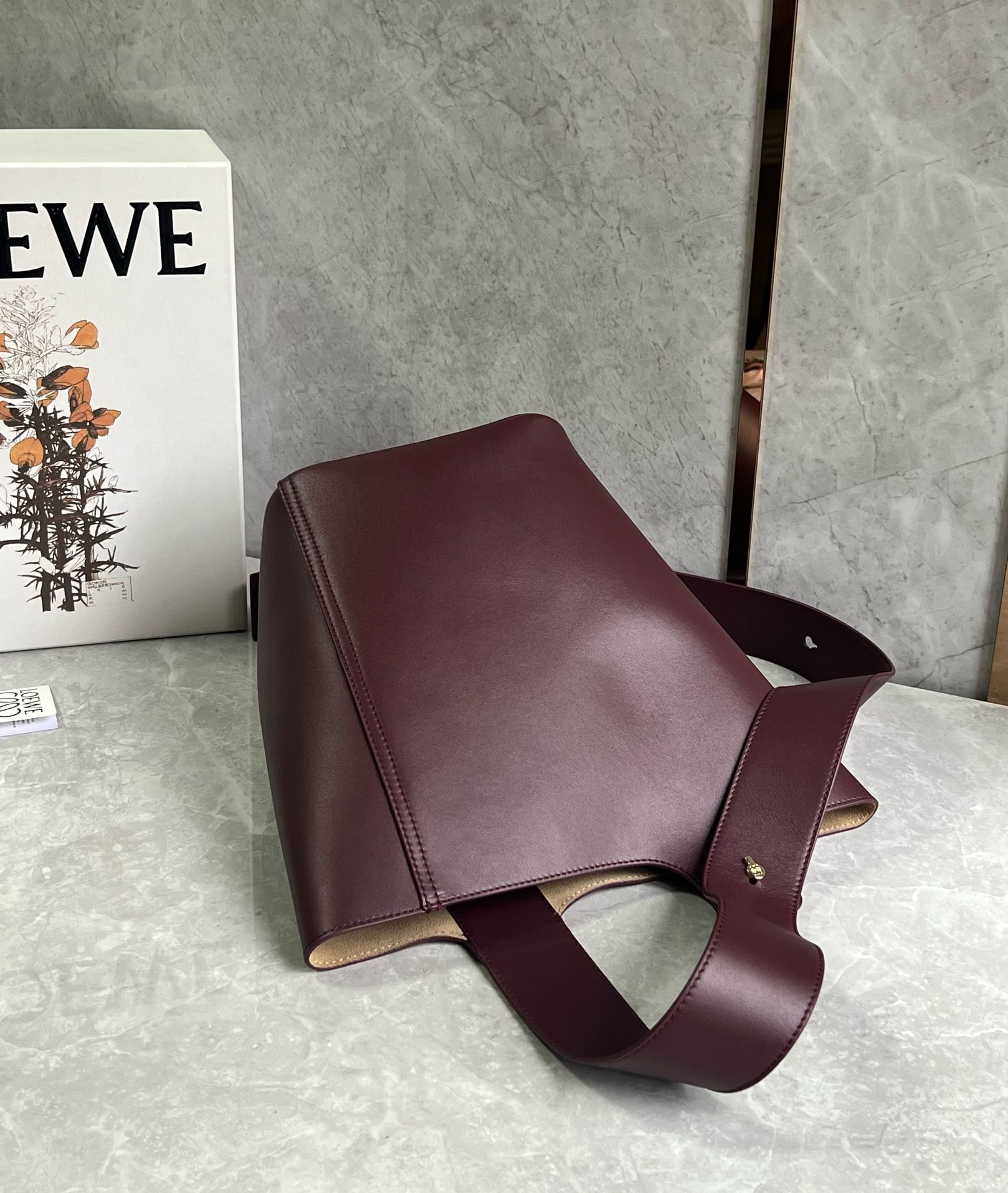 L0ew* medium pebble bucket bag in burgundy calfskin