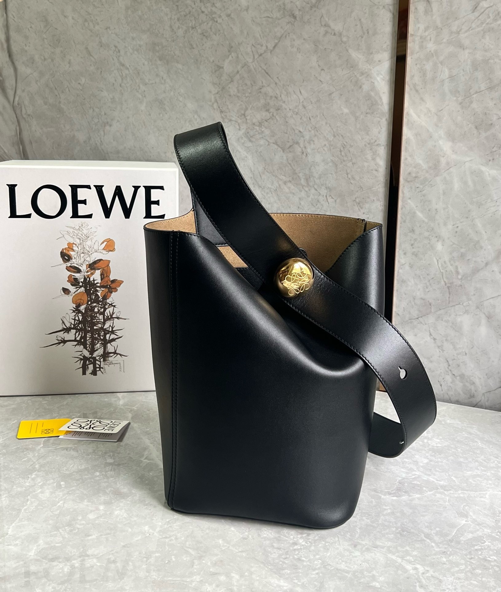 L0ew* medium pebble bucket bag in black calfskin