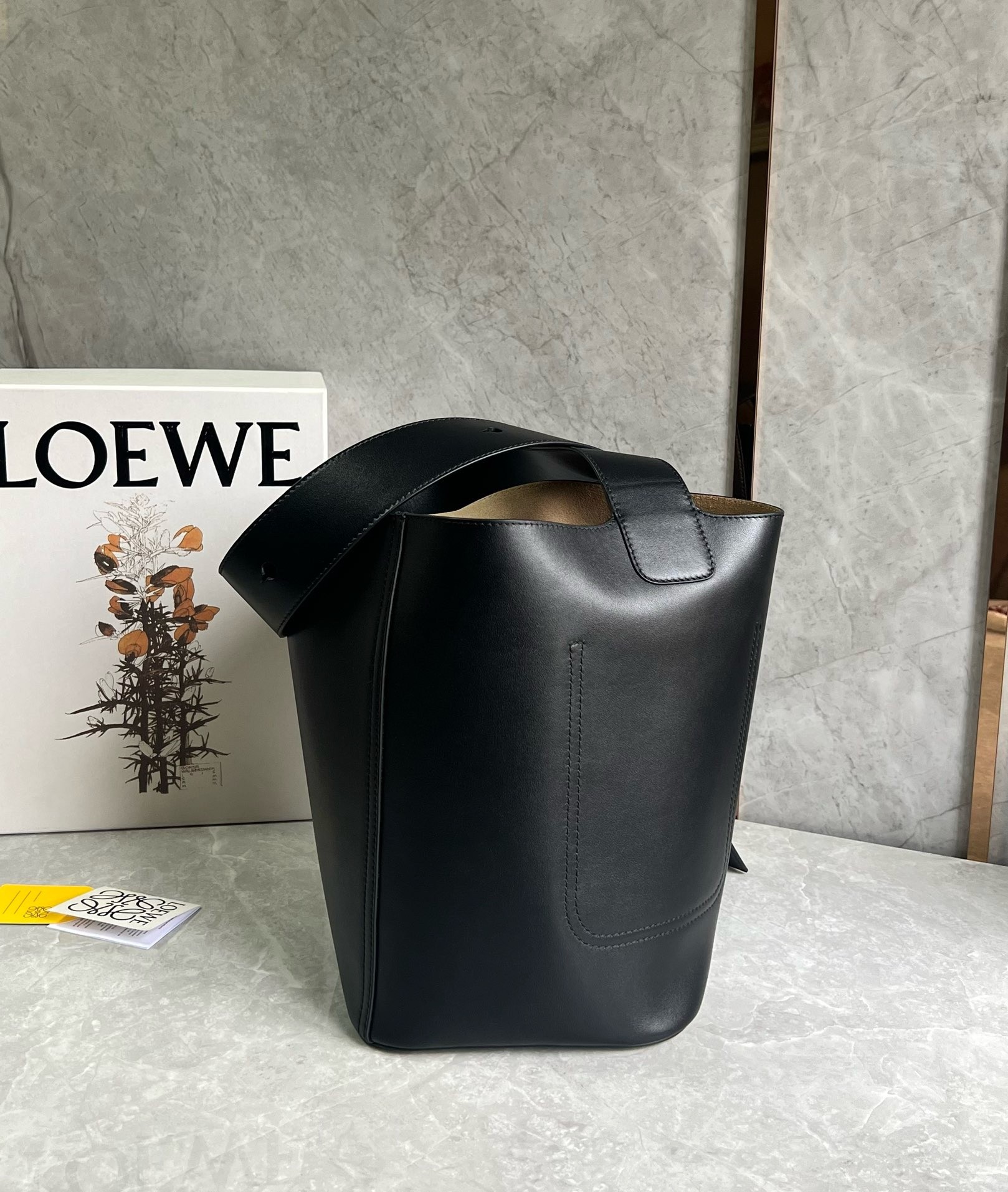 L0ew* medium pebble bucket bag in black calfskin
