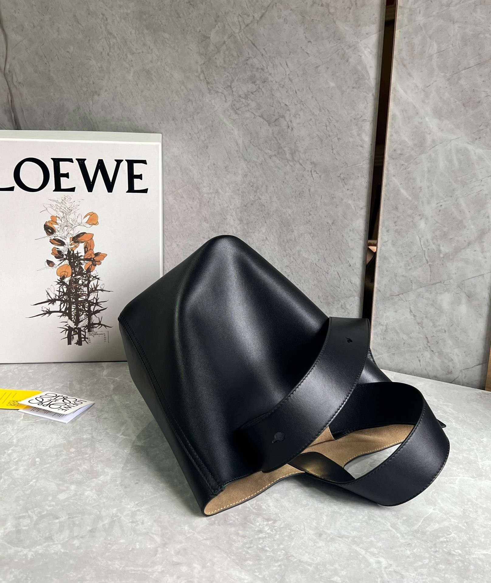 L0ew* medium pebble bucket bag in black calfskin