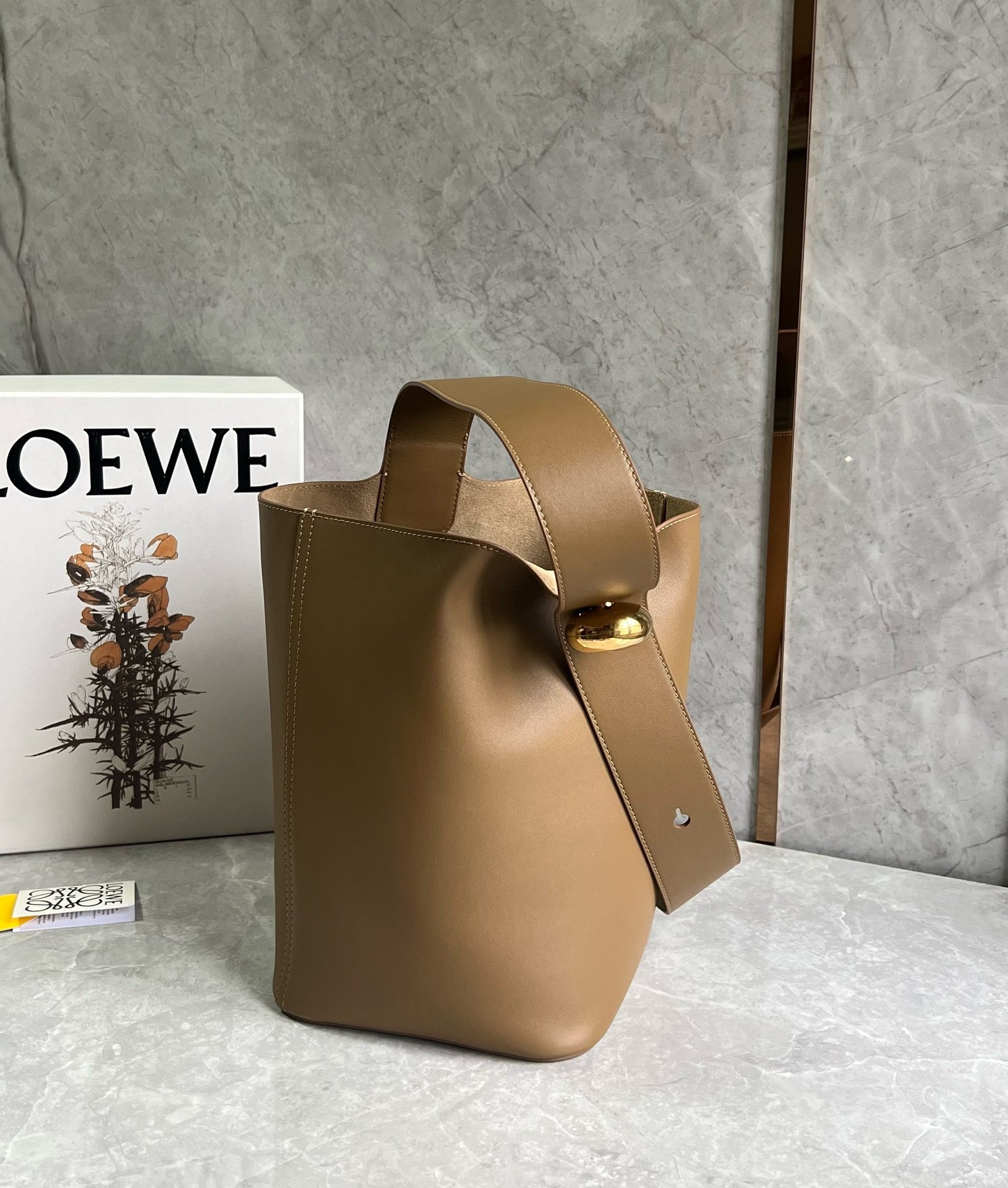 L0ew* medium pebble bucket bag in oak calfskin