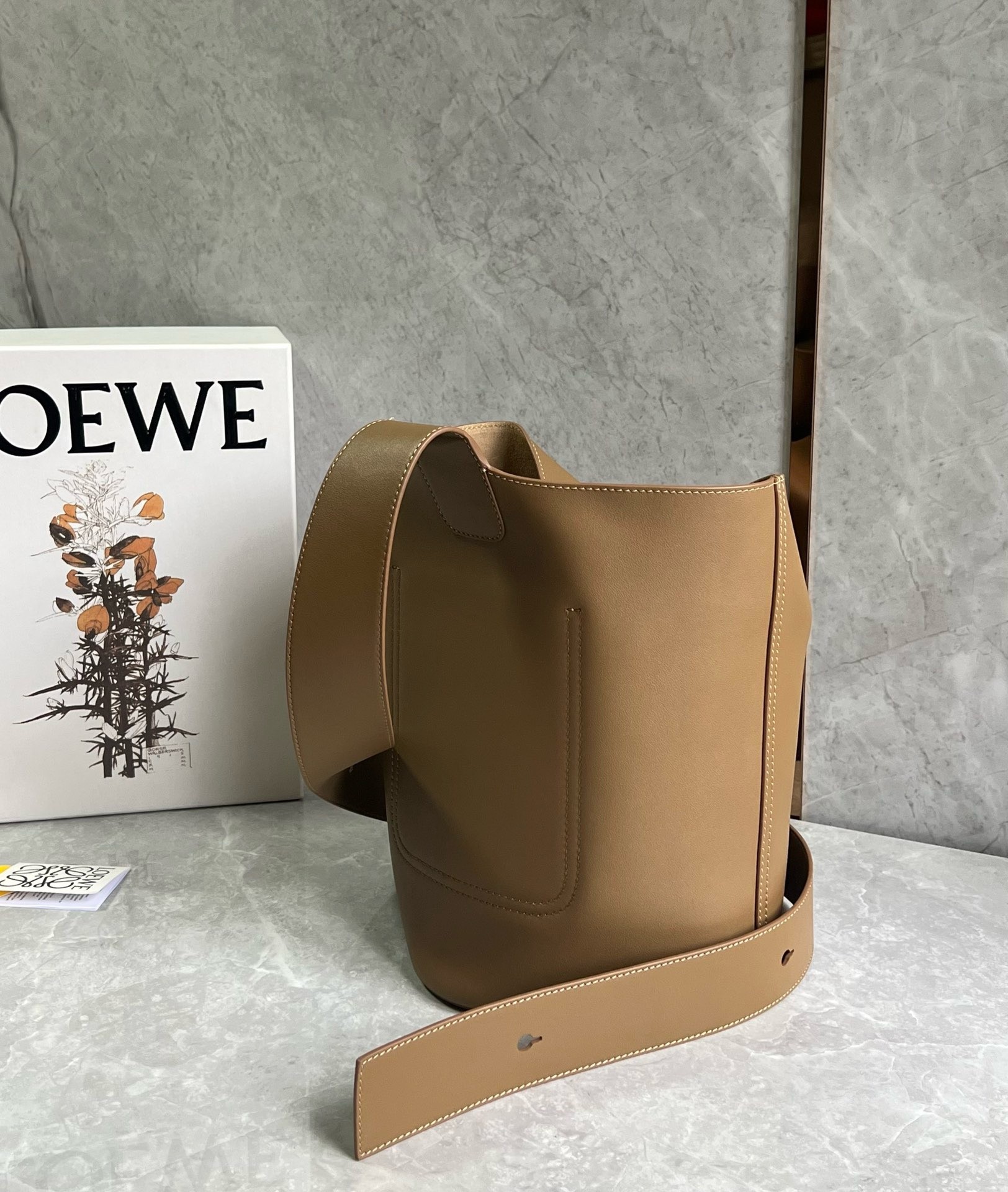 L0ew* medium pebble bucket bag in oak calfskin