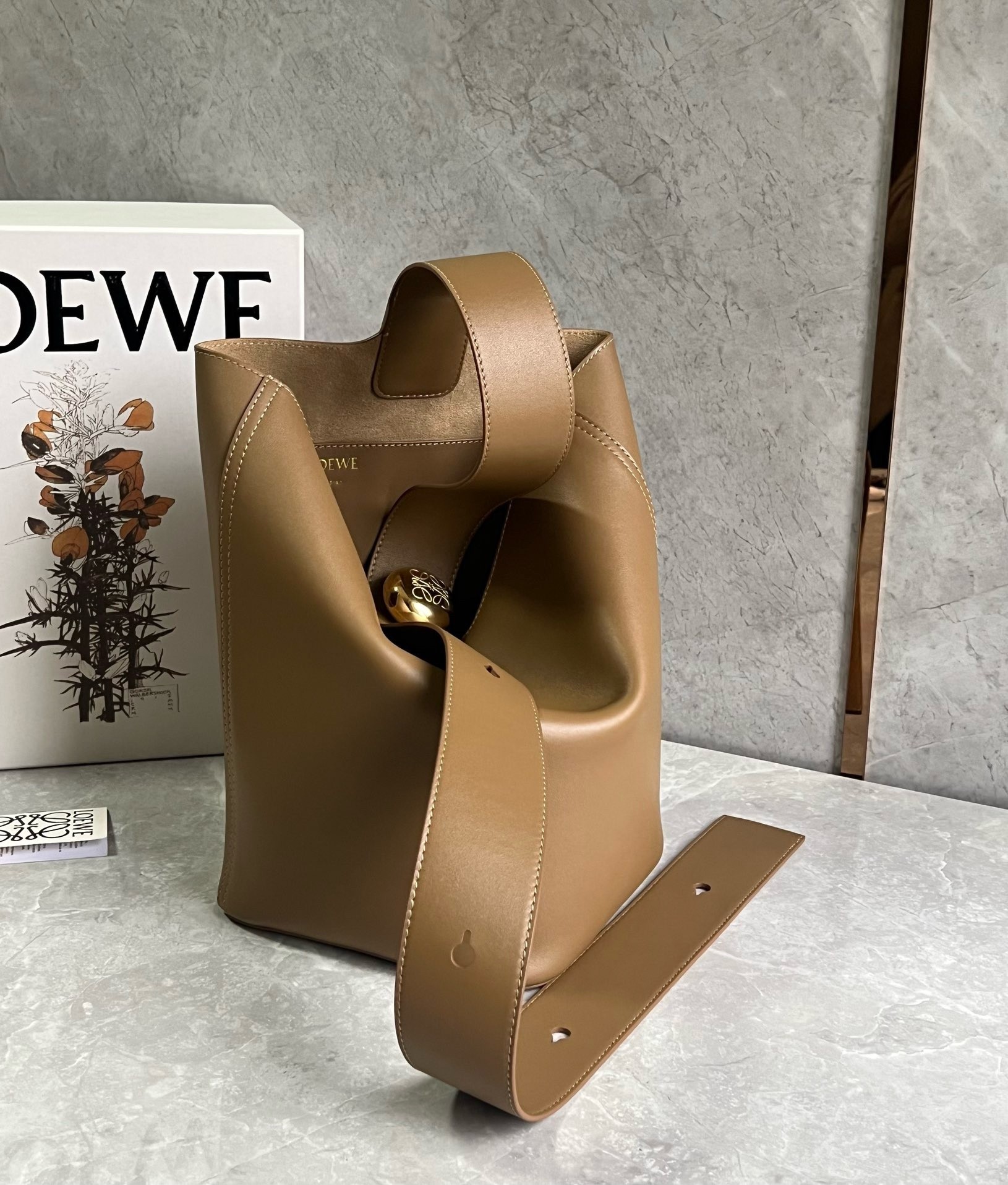 L0ew* medium pebble bucket bag in oak calfskin