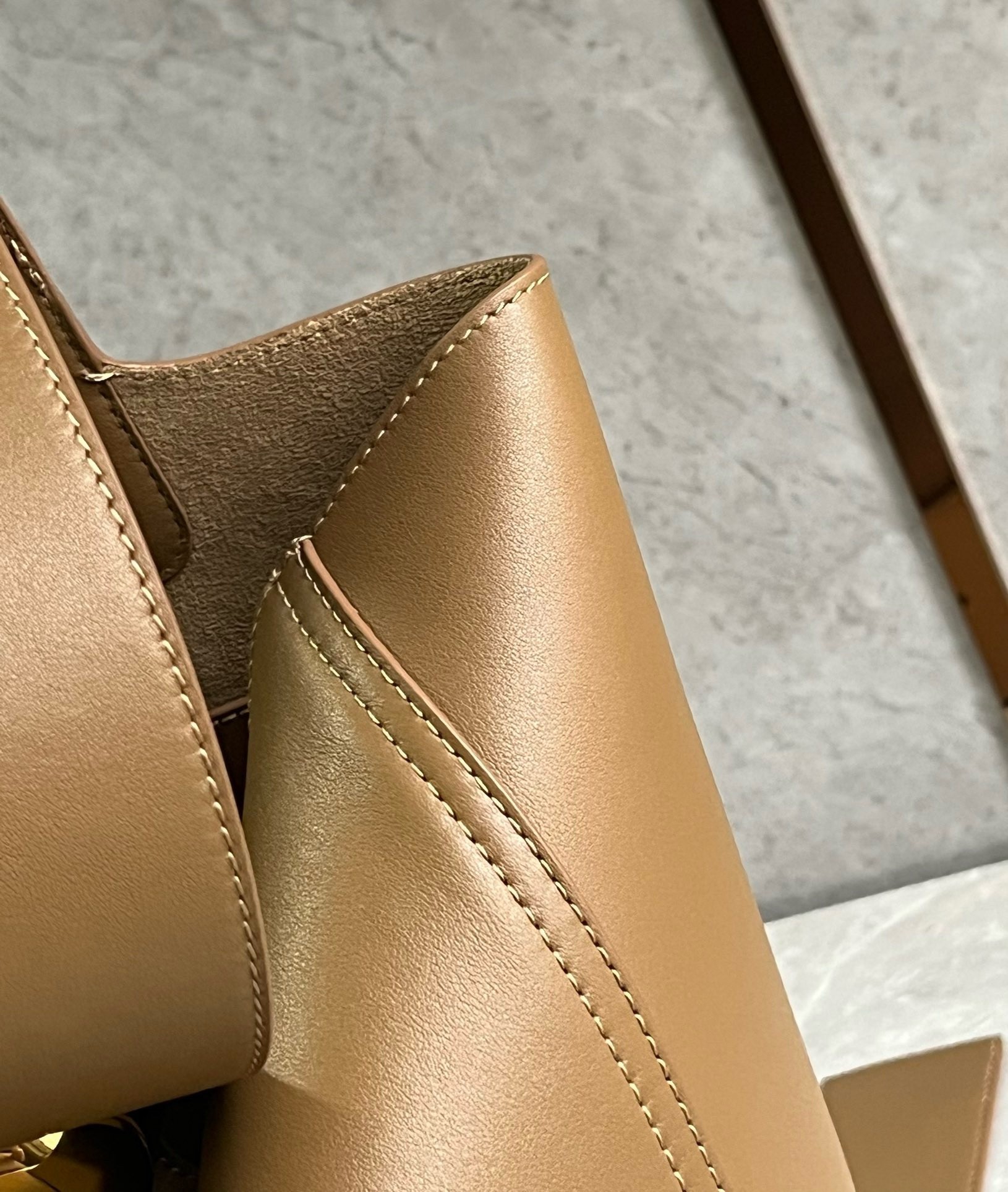 L0ew* medium pebble bucket bag in oak calfskin