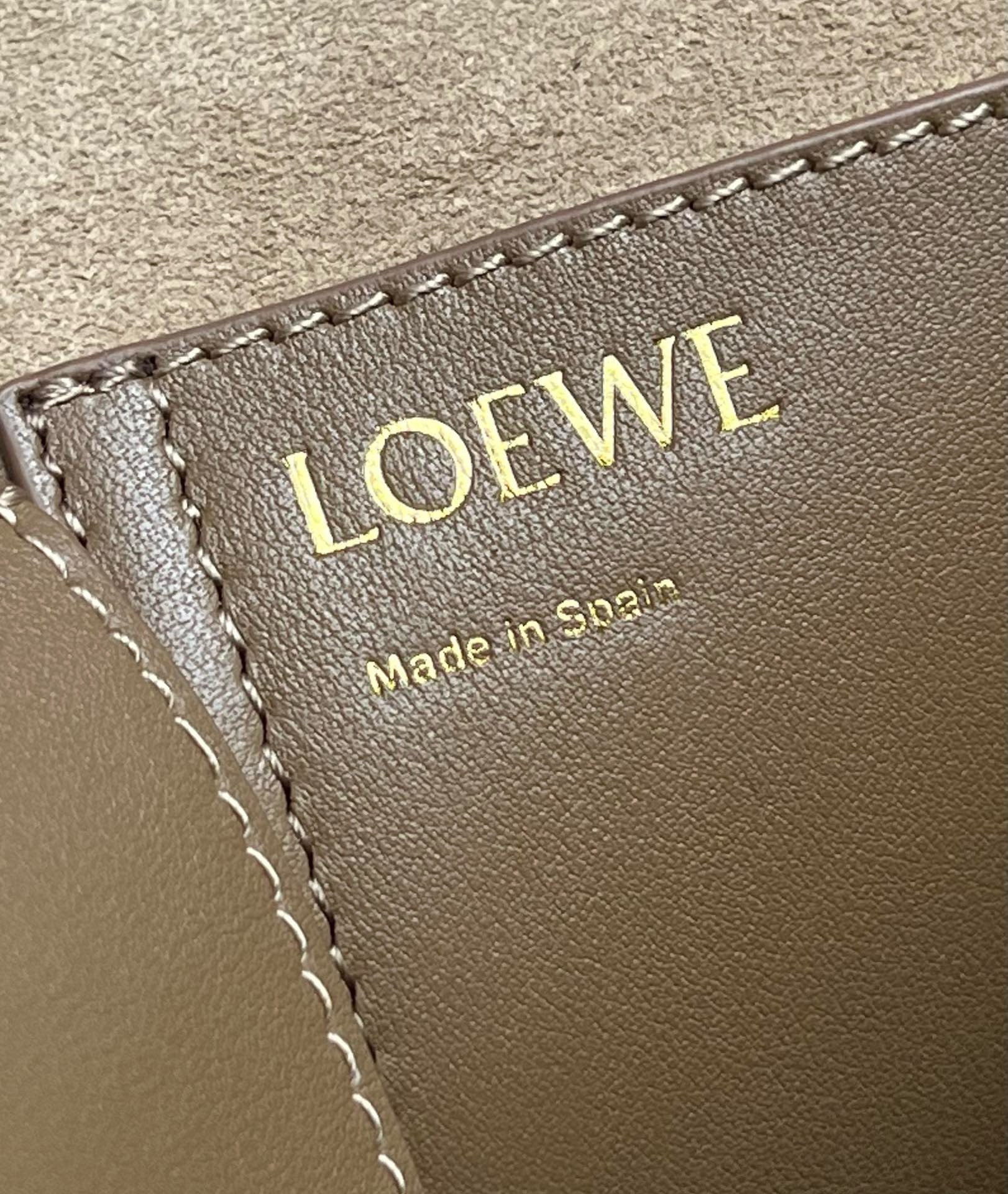 L0ew* medium pebble bucket bag in oak calfskin