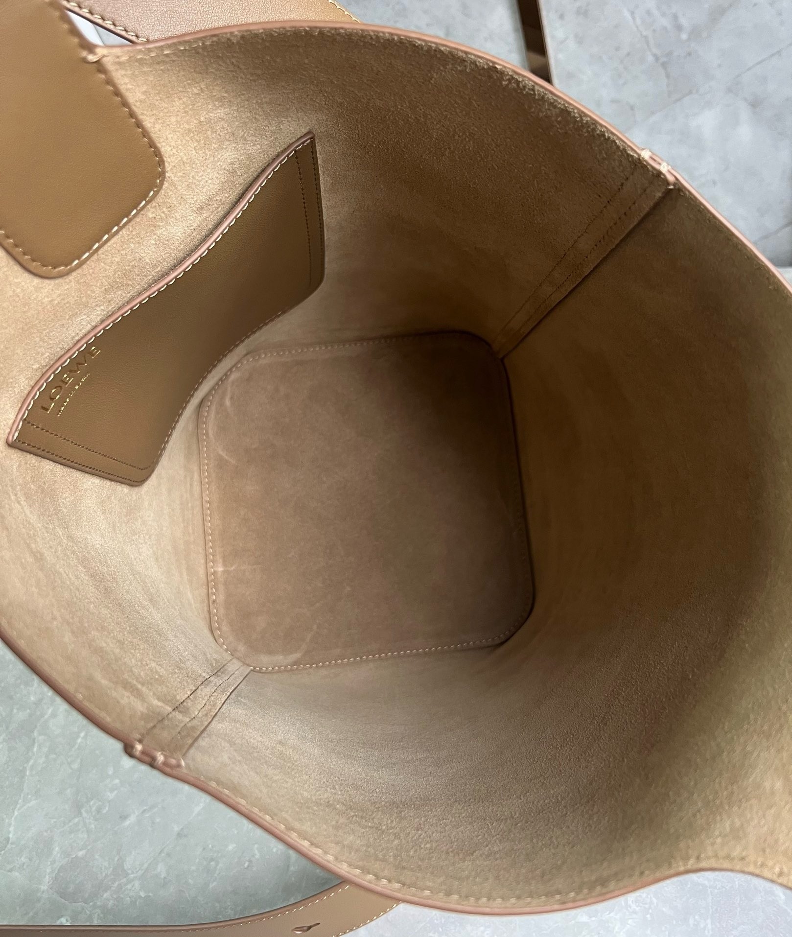 L0ew* medium pebble bucket bag in oak calfskin