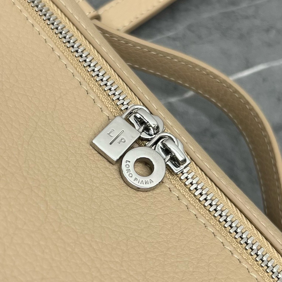 L**o p*ana extra pocket pouch l19 in beige grained leather