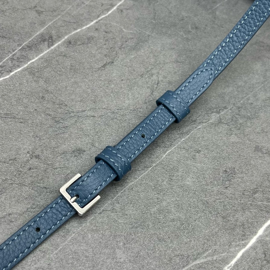 L**o p*ana extra pocket pouch l19 in blue grained leather