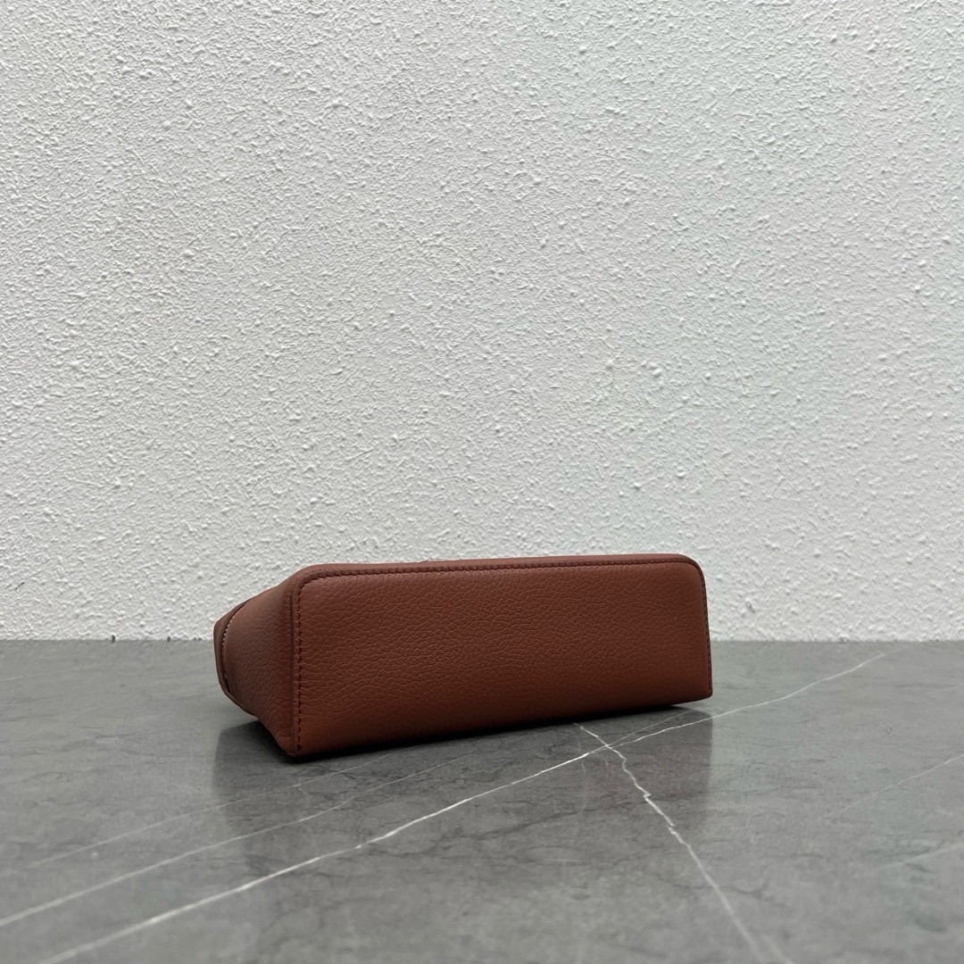 L**o p*ana extra pocket pouch l19 in tobacco grained leather