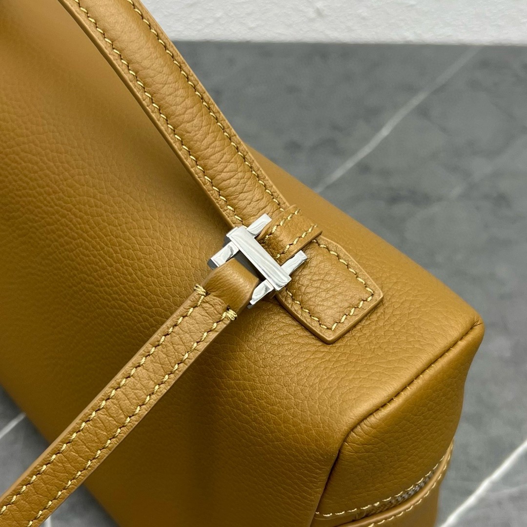 L**o p*ana extra pocket pouch l27 in chai grained leather