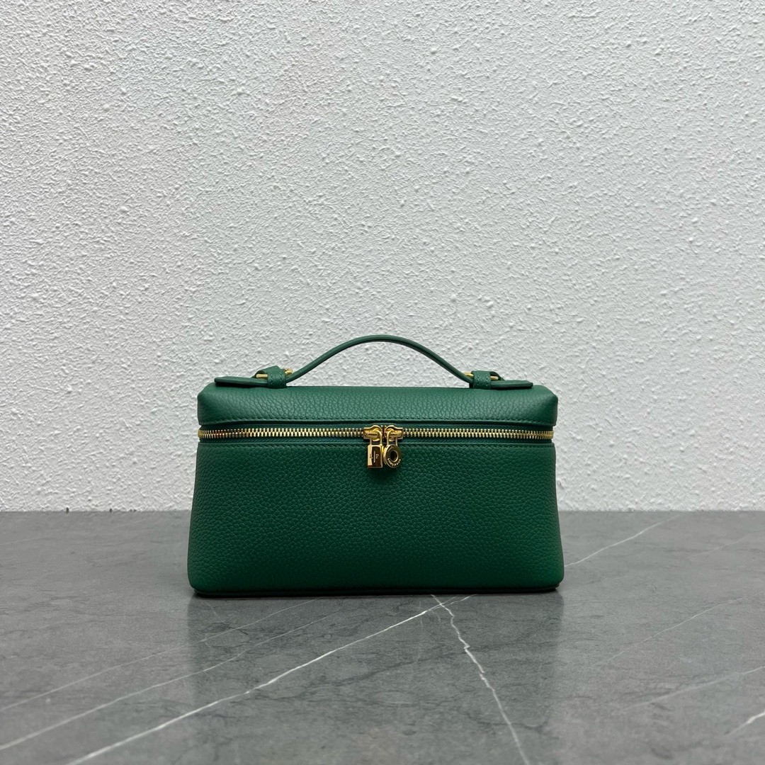 L**o p*ana extra pocket pouch l27 in green grained leather
