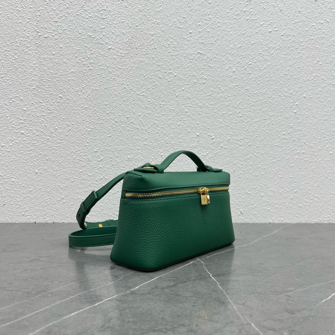 L**o p*ana extra pocket pouch l27 in green grained leather