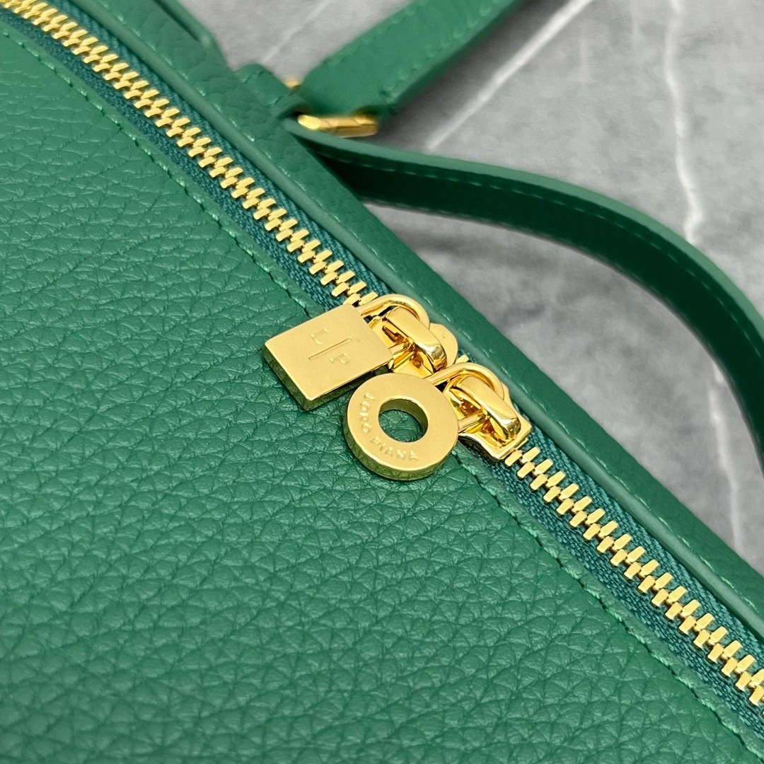 L**o p*ana extra pocket pouch l27 in green grained leather