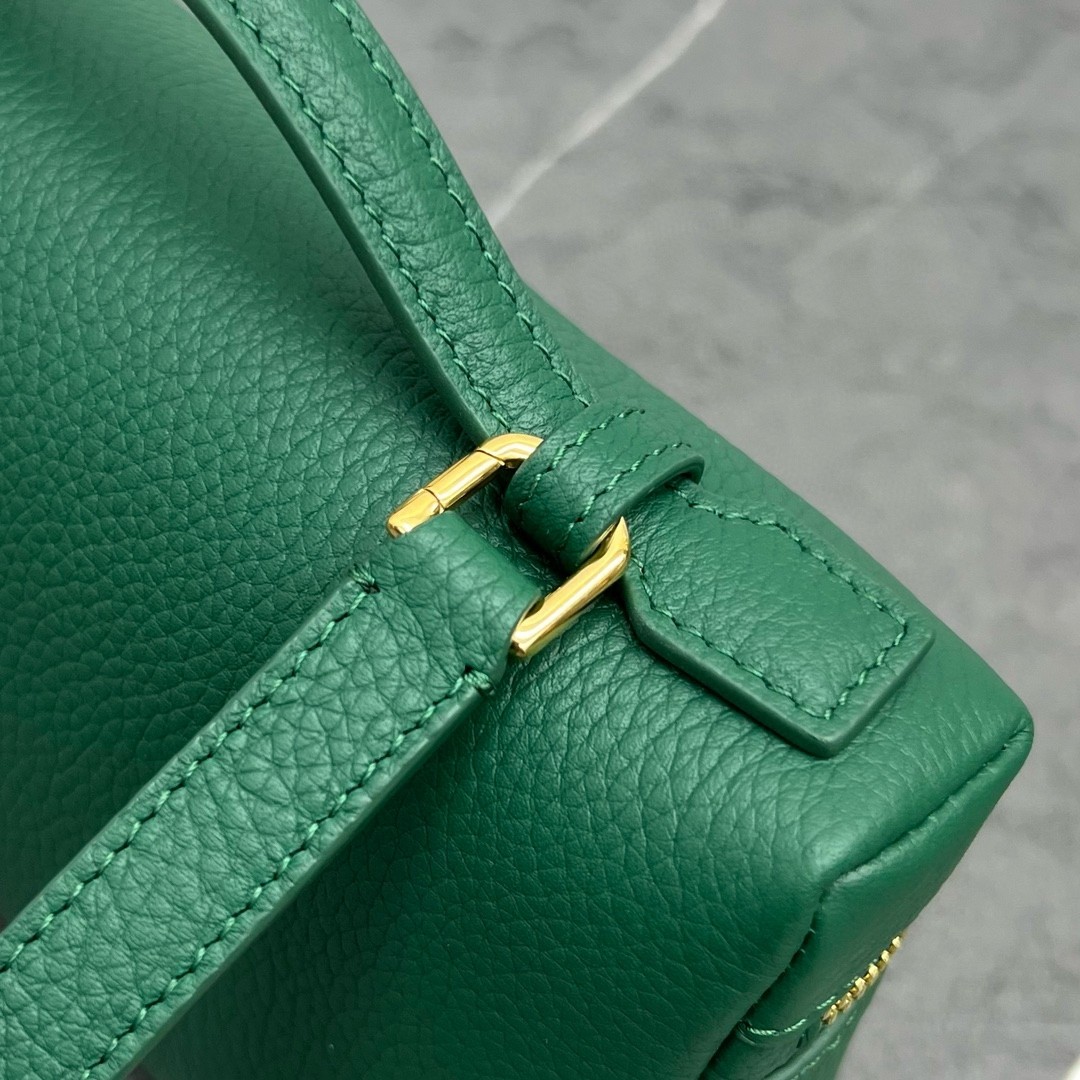 L**o p*ana extra pocket pouch l27 in green grained leather