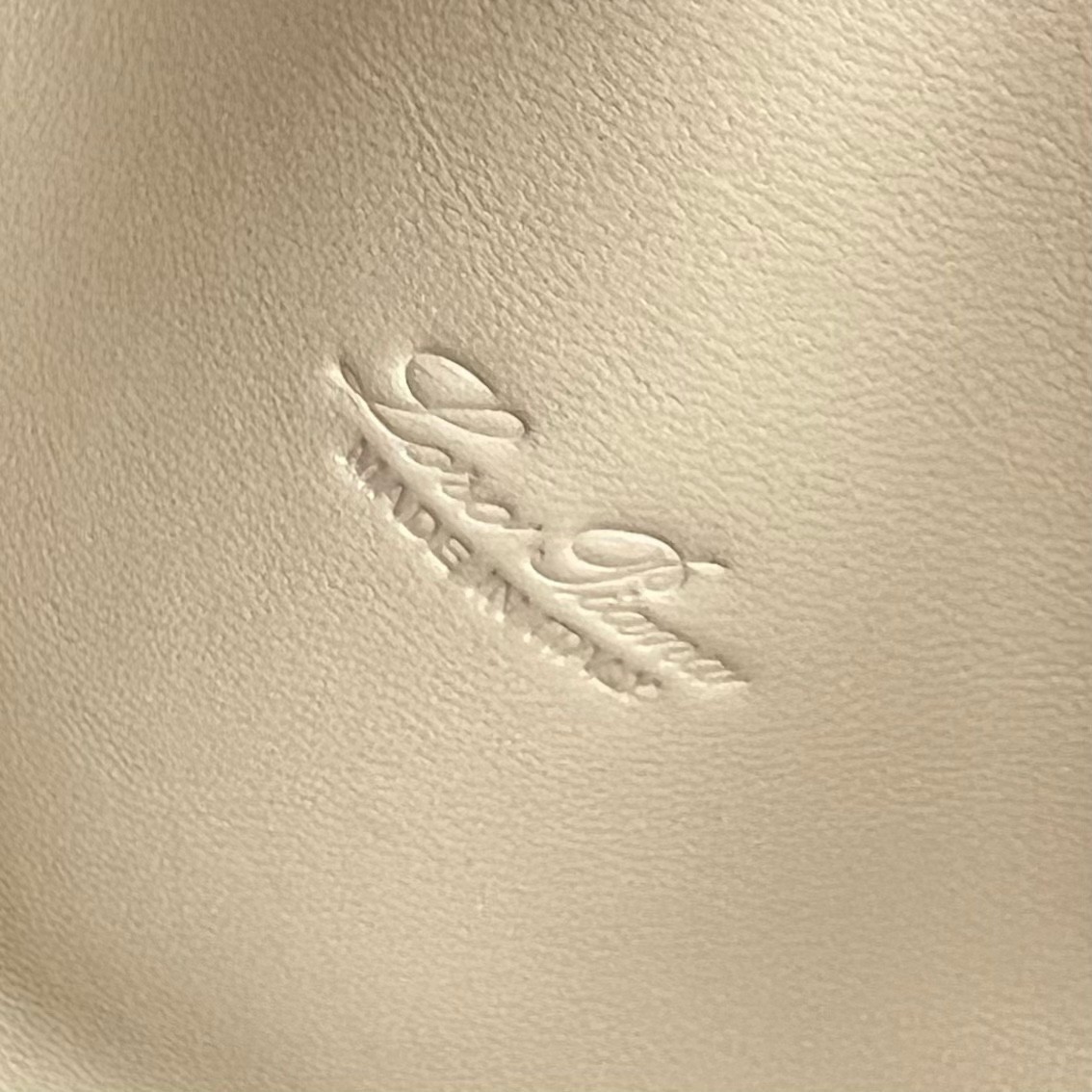 L**o p*ana extra pocket pouch l27 in green grained leather