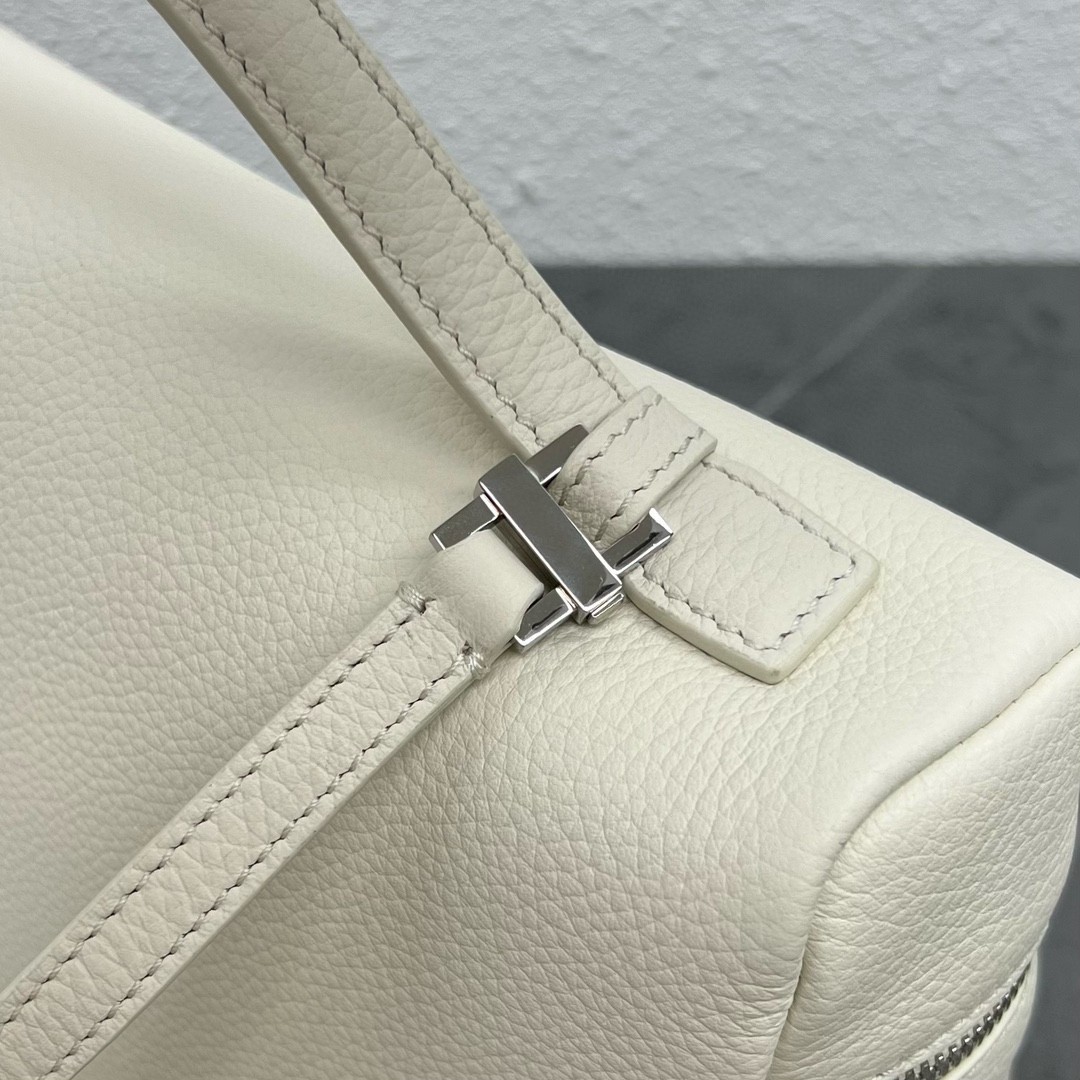 L**o p*ana extra pocket pouch l27 in white grained leather