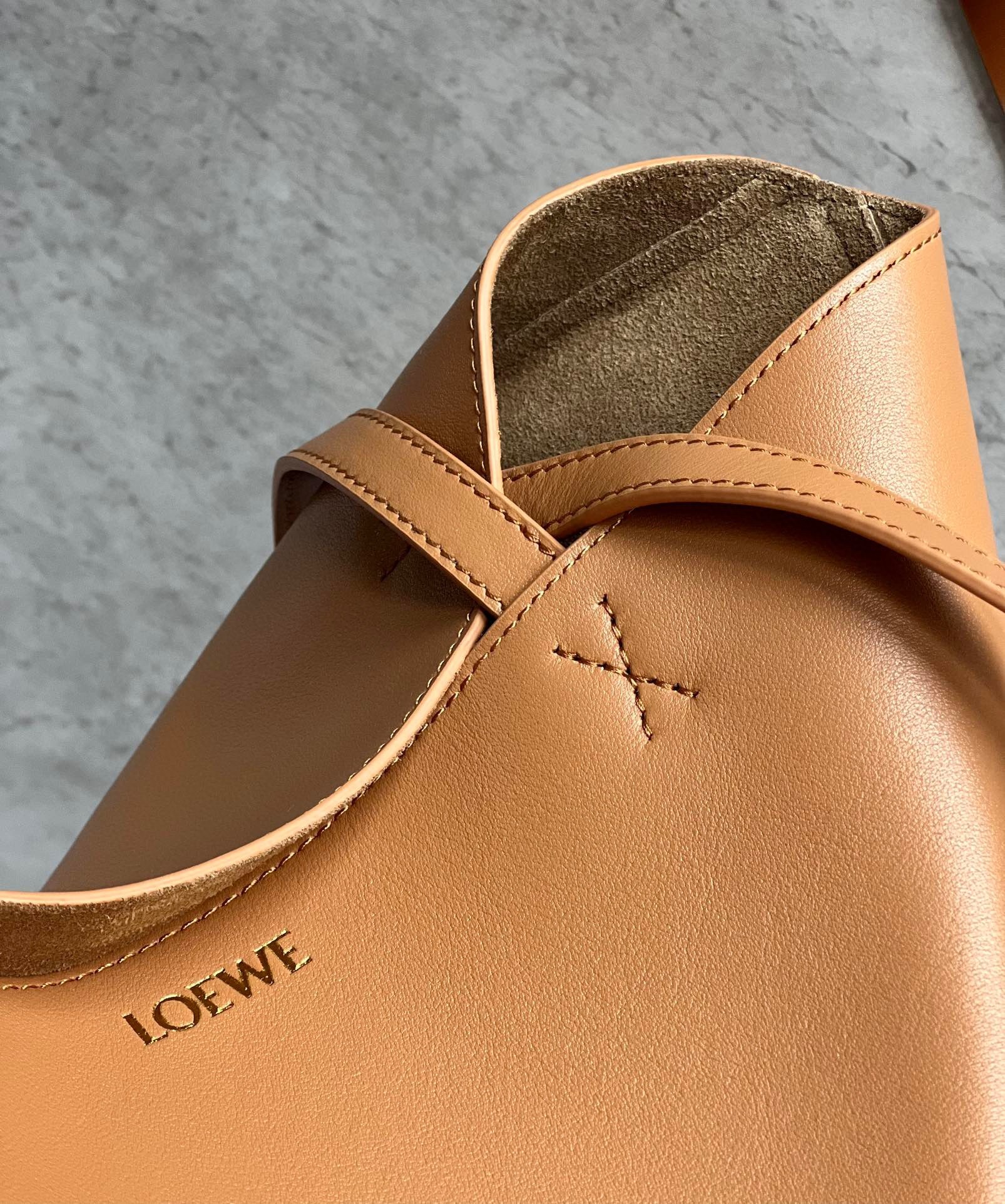 L0ew* medium puzzle fold tote bag in tan calfskin
