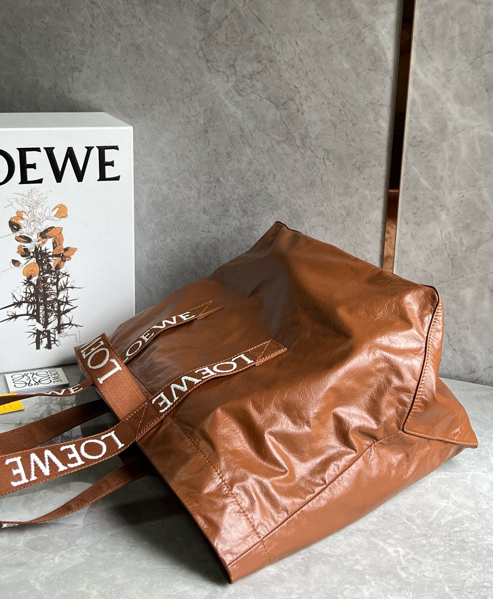 L0ew* fold shopper bag in brown paper calfskin