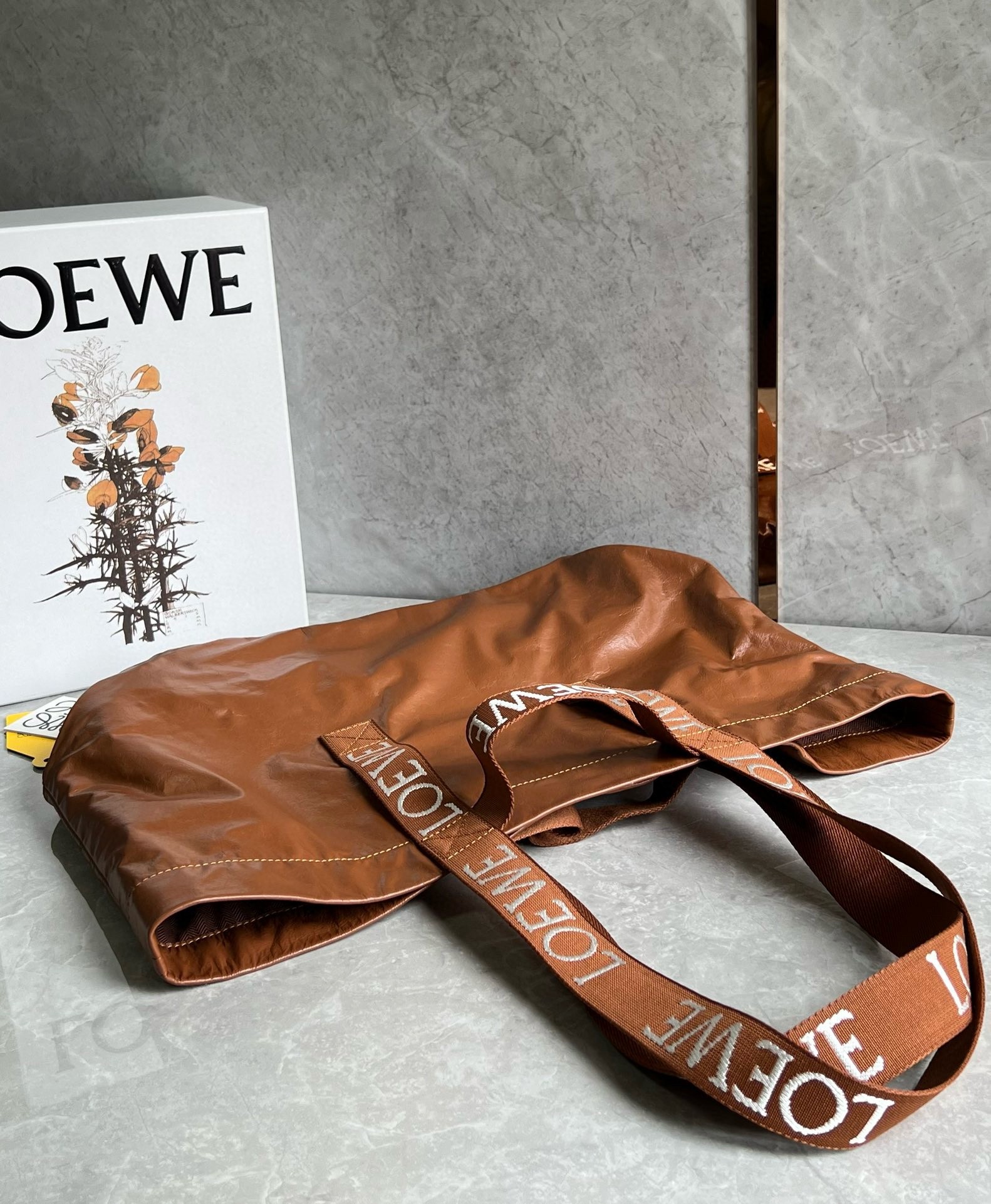 L0ew* fold shopper bag in brown paper calfskin