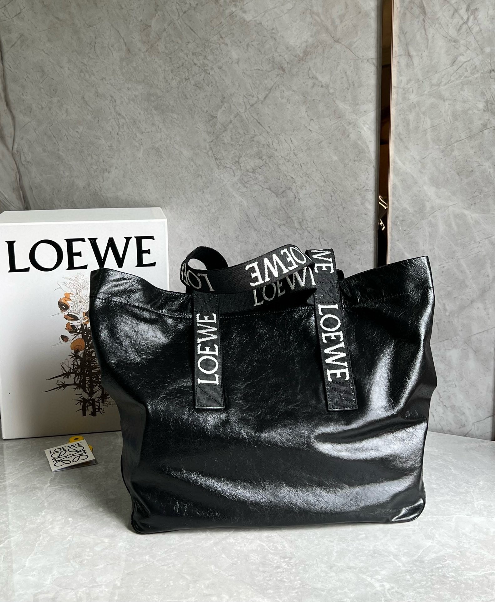 L0ew* fold shopper bag in black paper calfskin