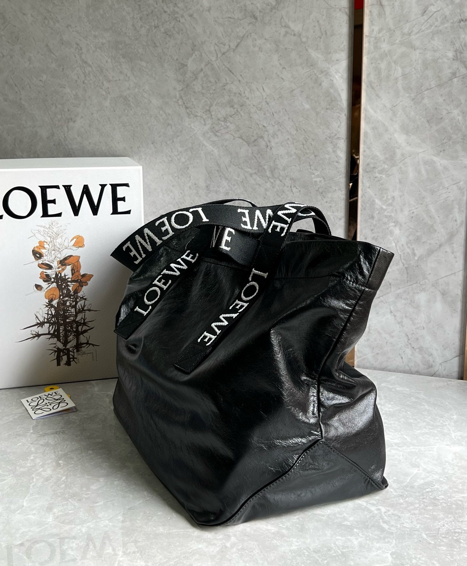 L0ew* fold shopper bag in black paper calfskin