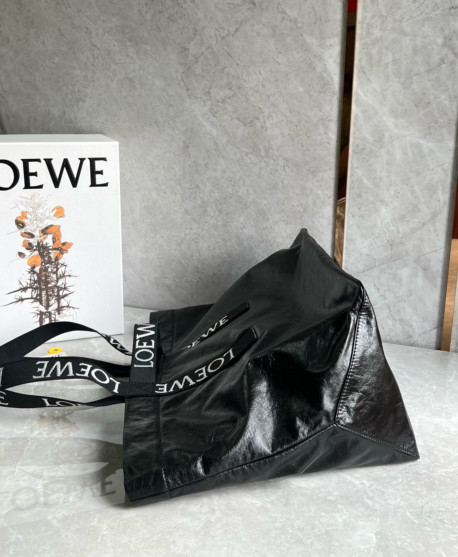 L0ew* fold shopper bag in black paper calfskin