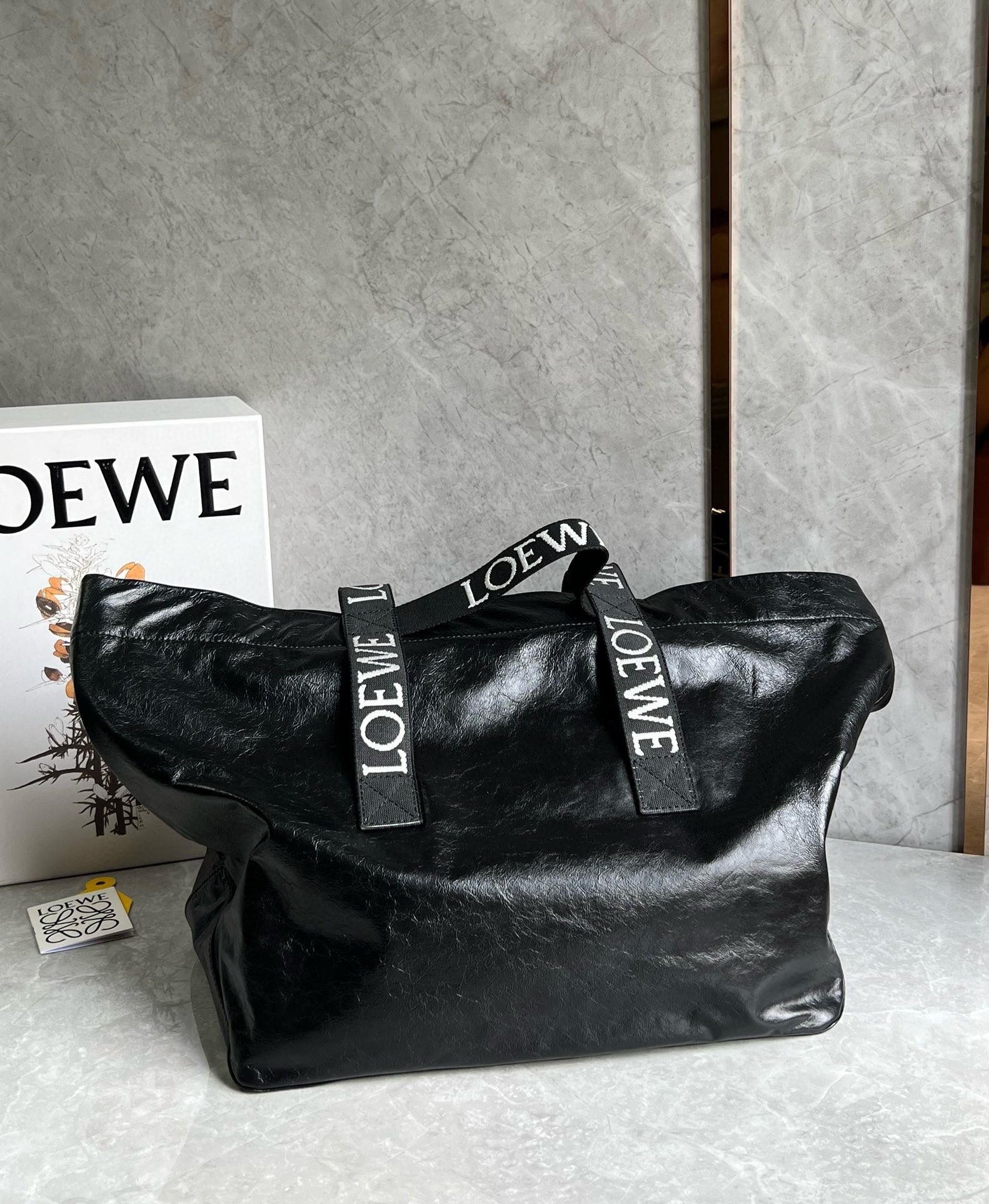 L0ew* fold shopper bag in black paper calfskin