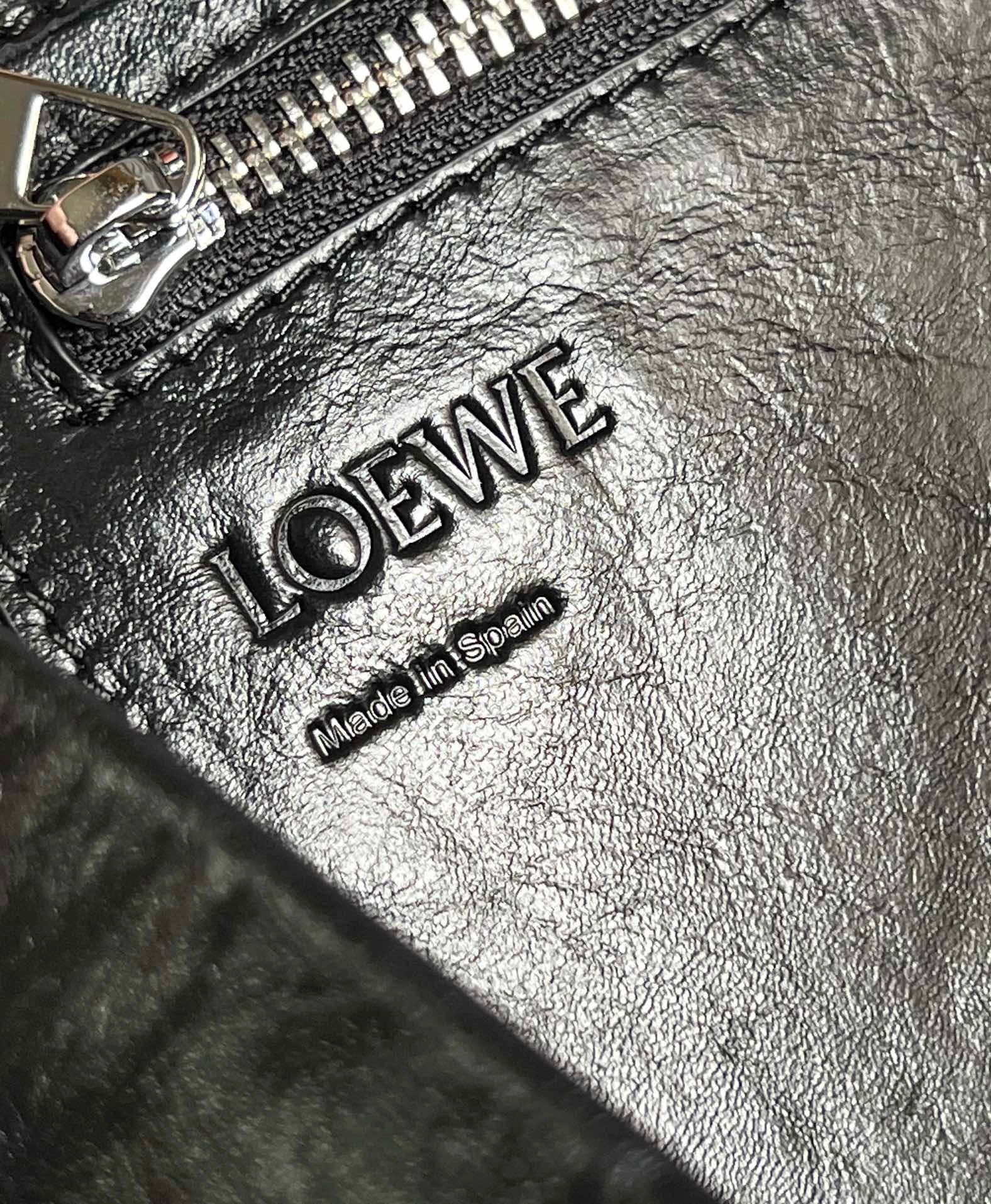 L0ew* fold shopper bag in black paper calfskin