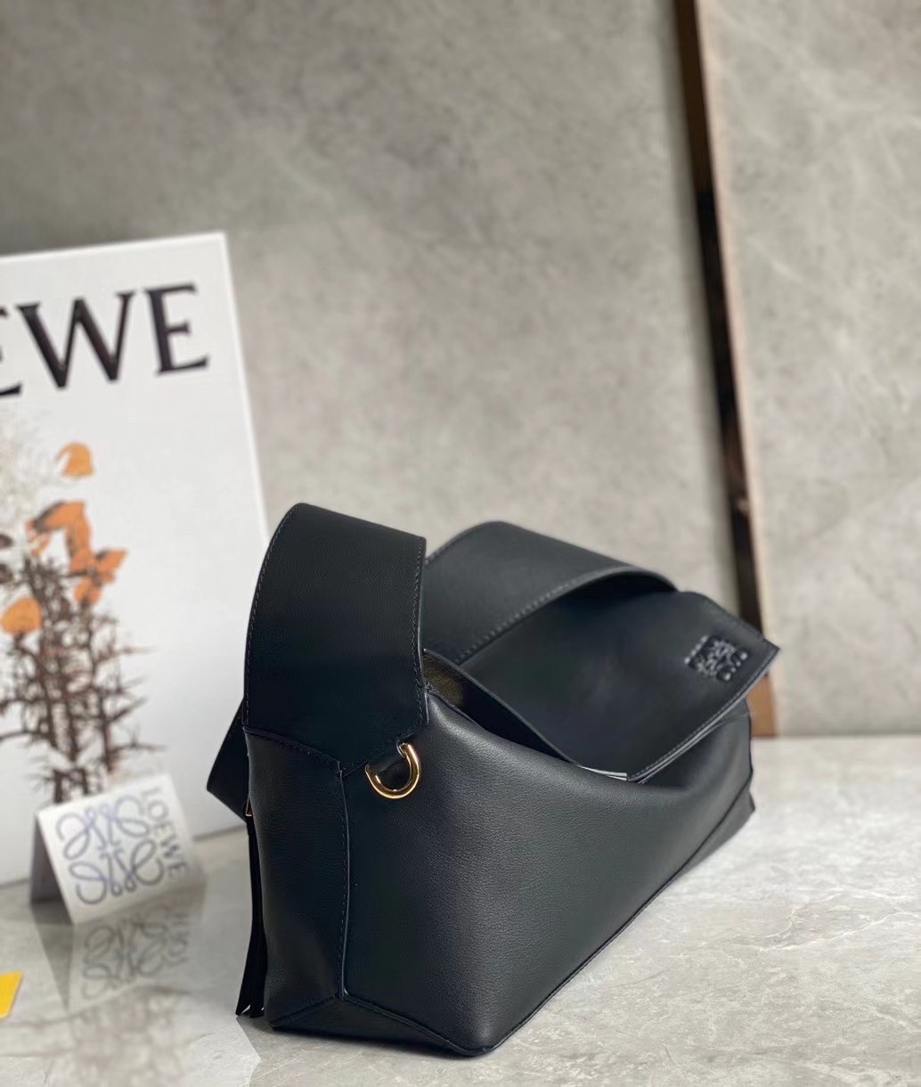 L0ew* puzzle hobo bag in black nappa calfskin