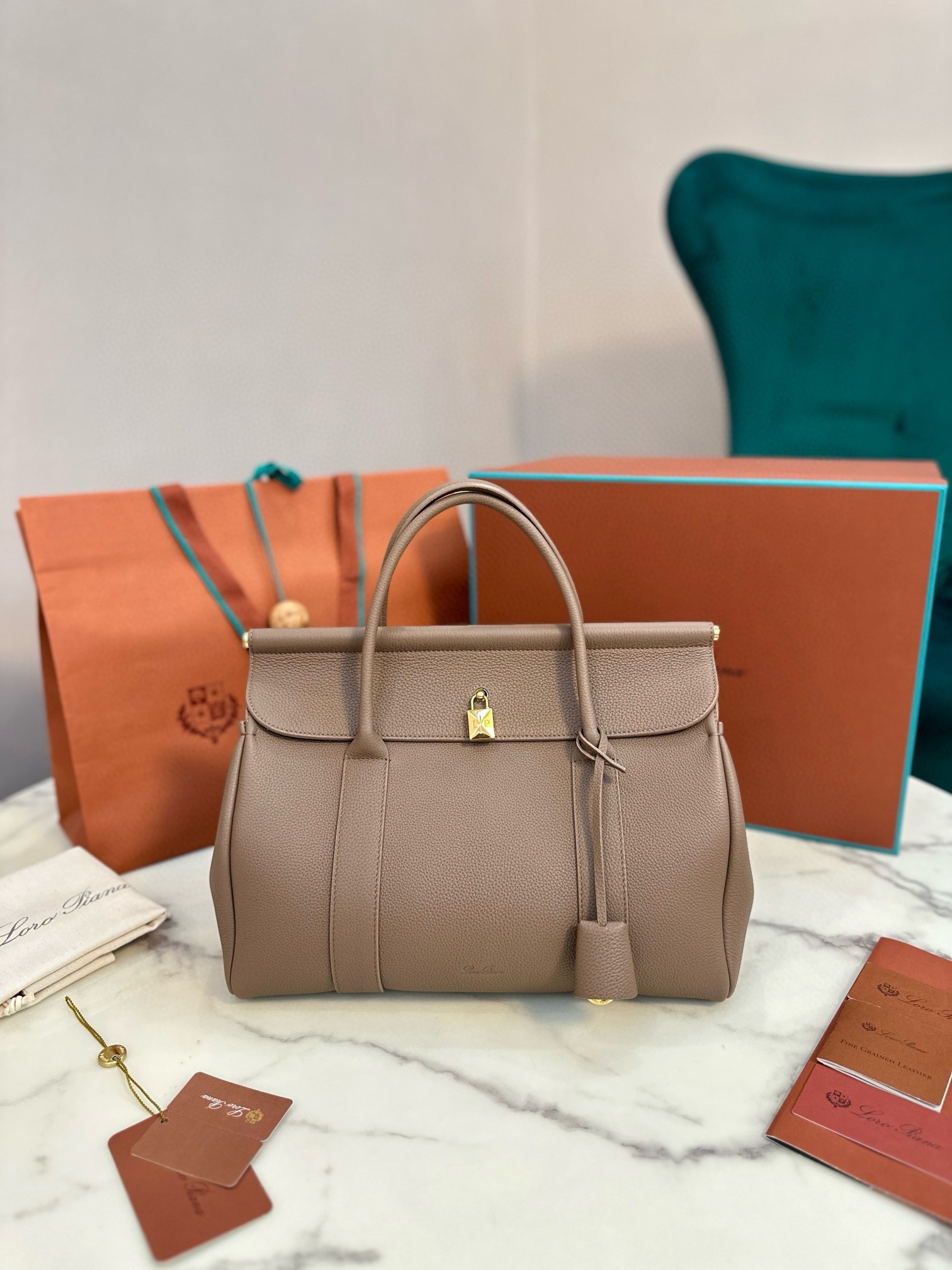 L**o p*ana loom l32 bag in fossil grained leather