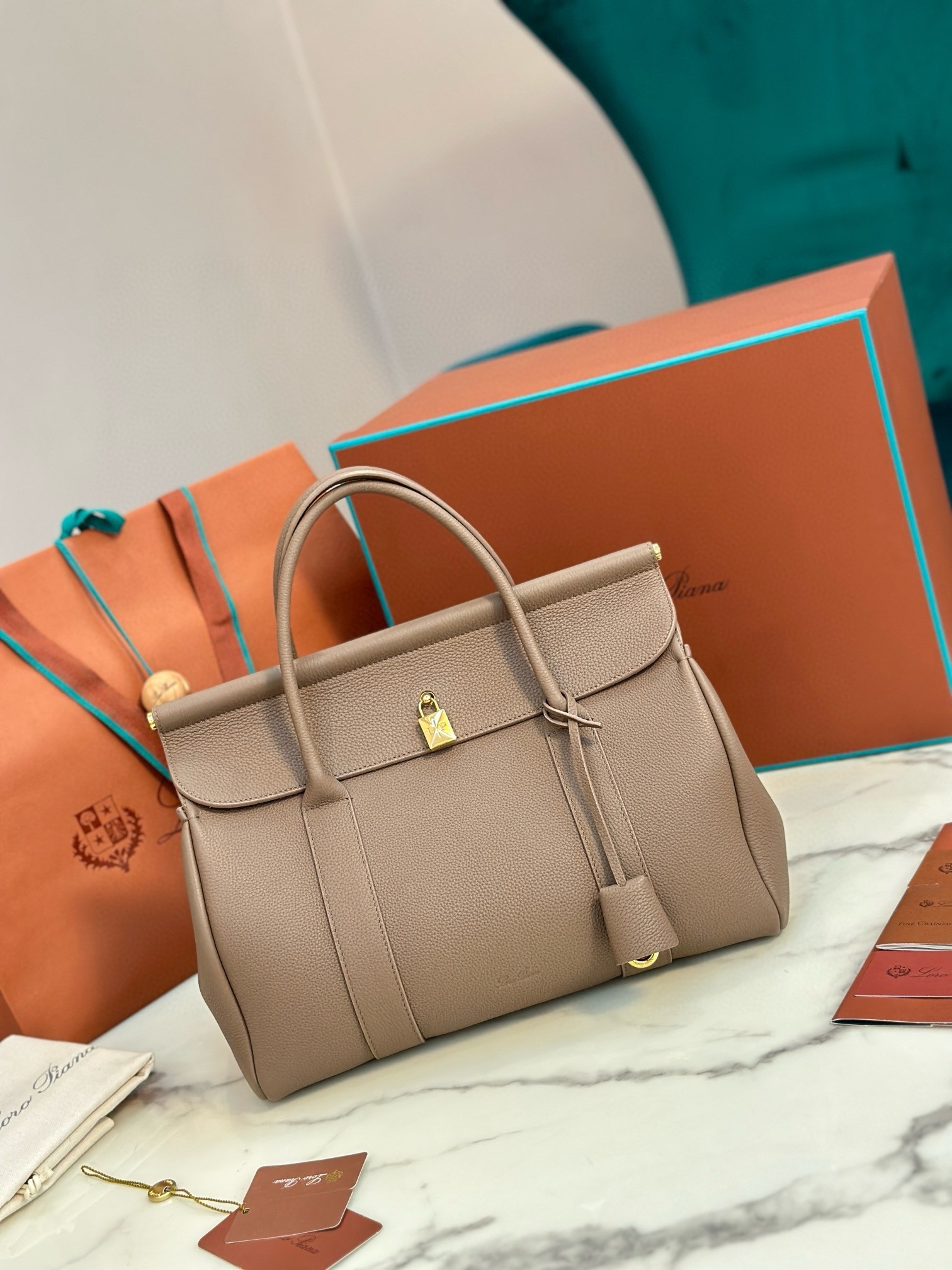 L**o p*ana loom l32 bag in fossil grained leather