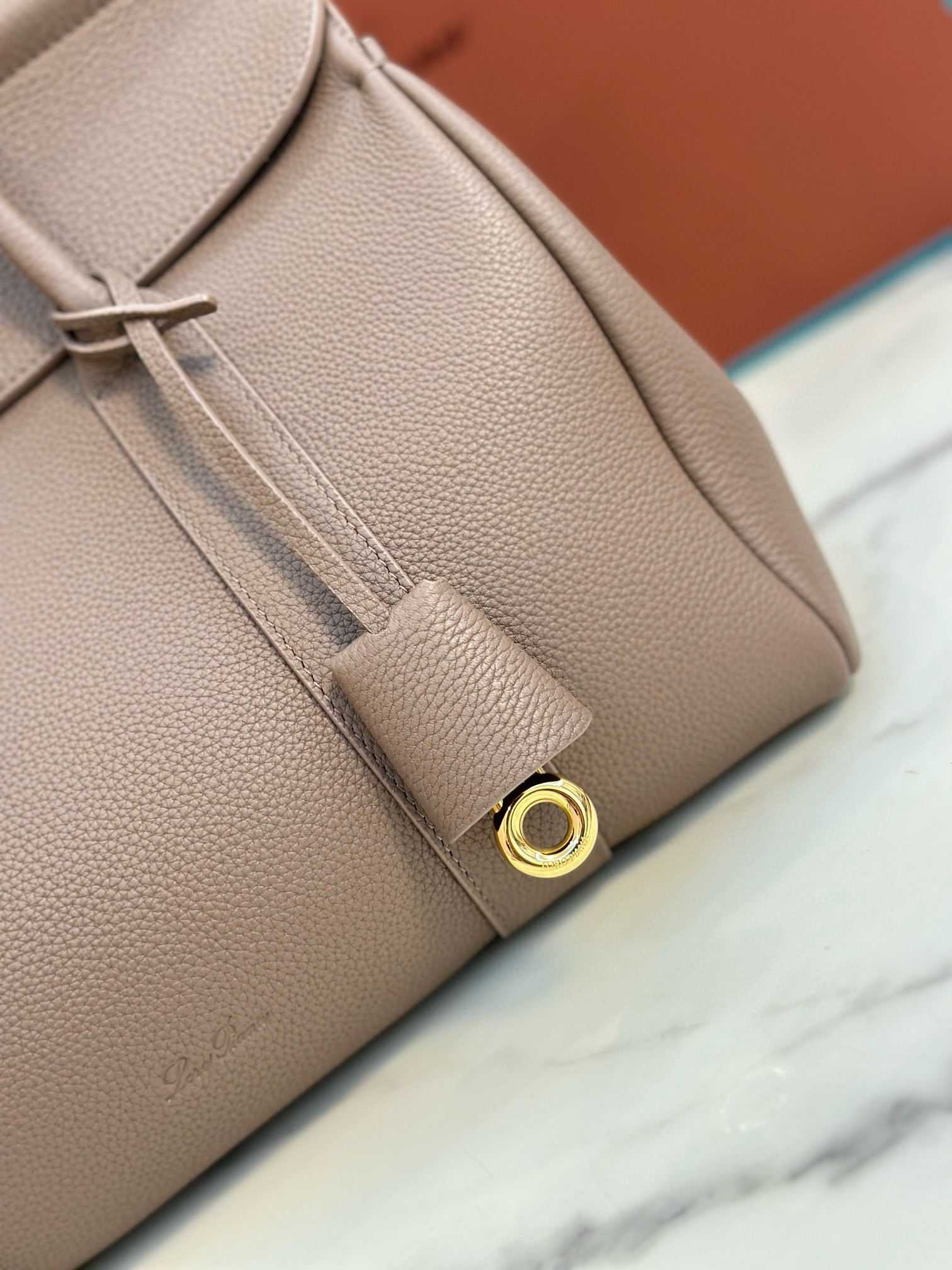 L**o p*ana loom l32 bag in fossil grained leather