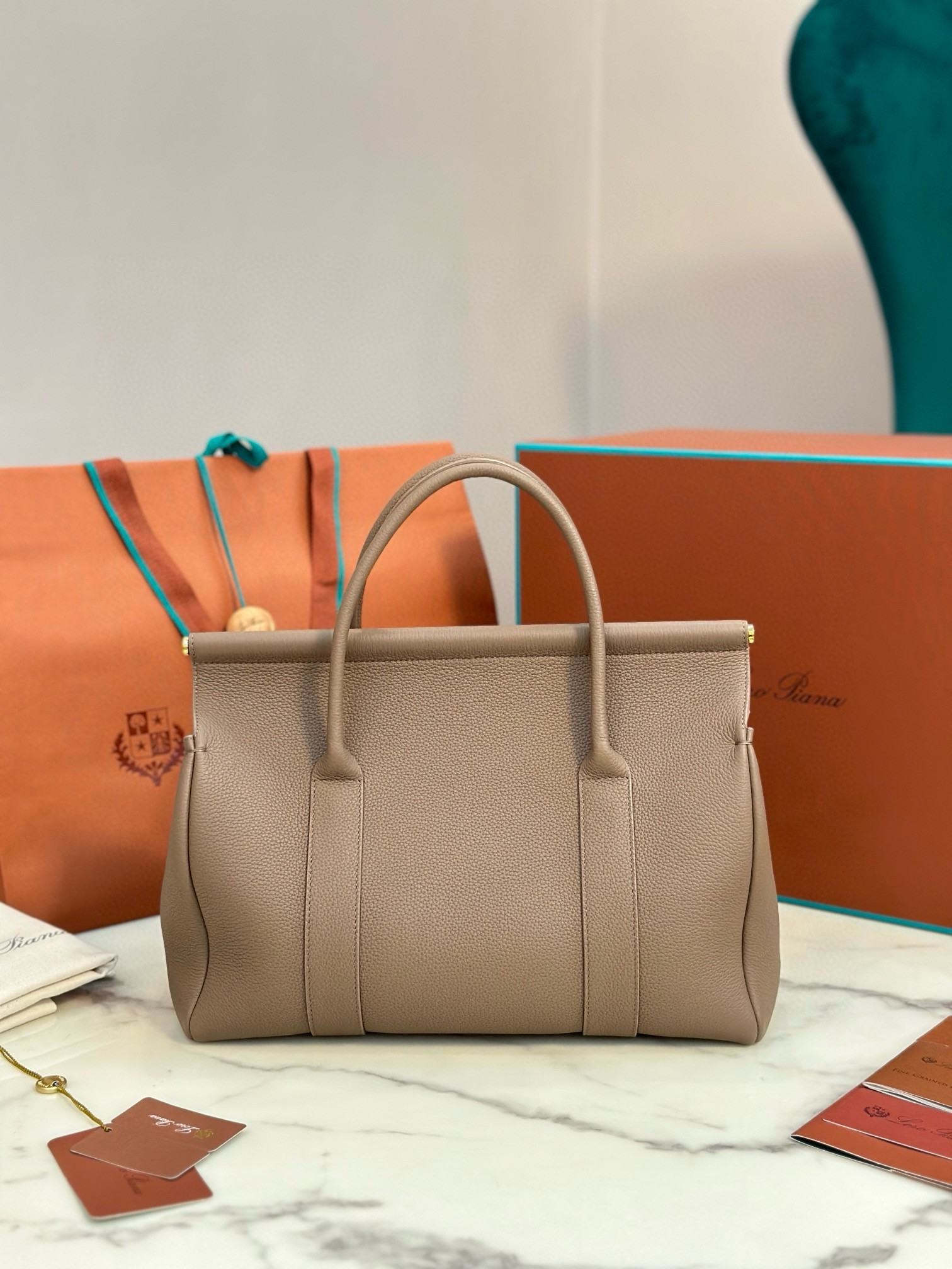 L**o p*ana loom l32 bag in fossil grained leather