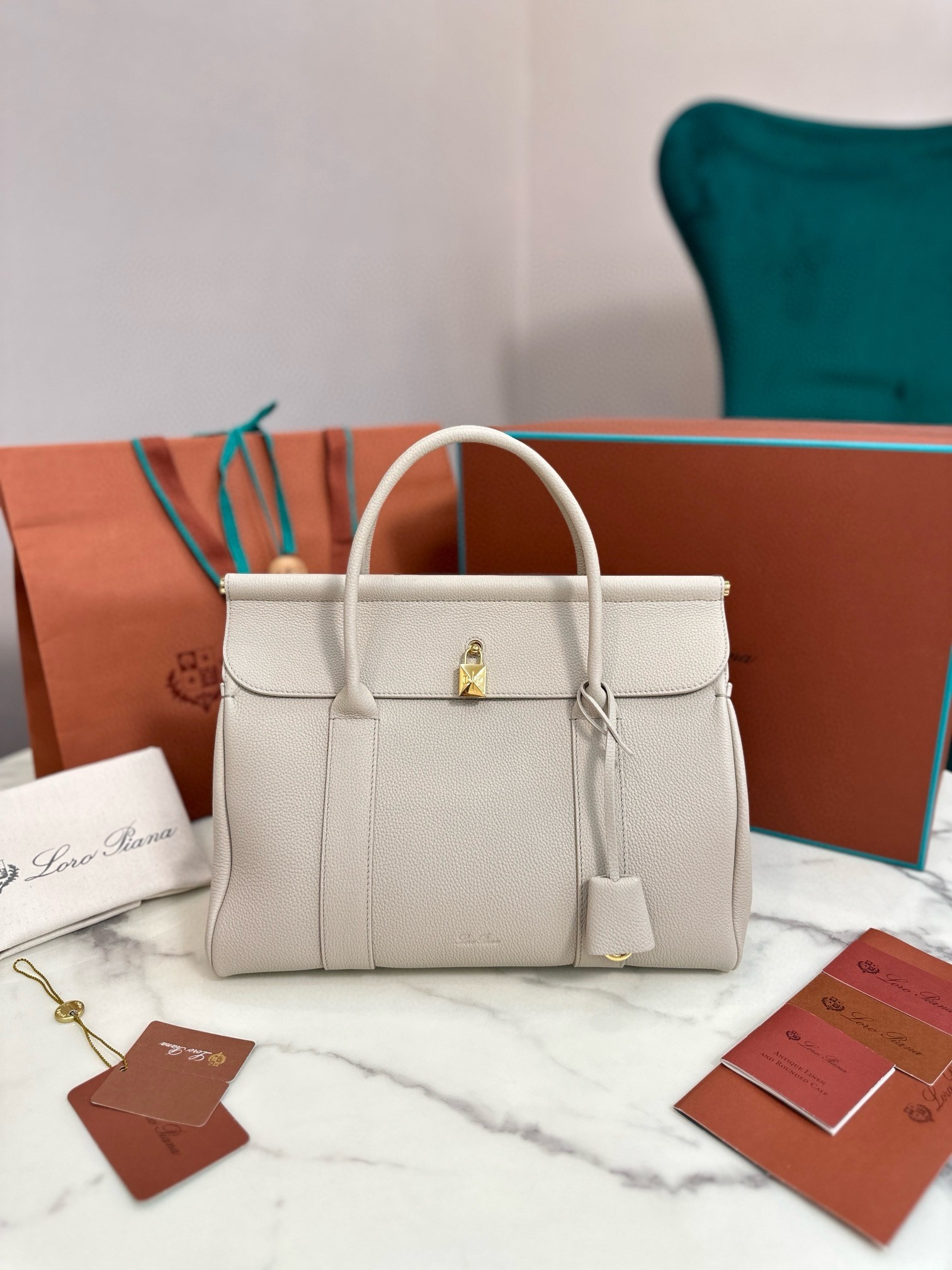 L**o p*ana loom l32 bag in light travertine grained leather