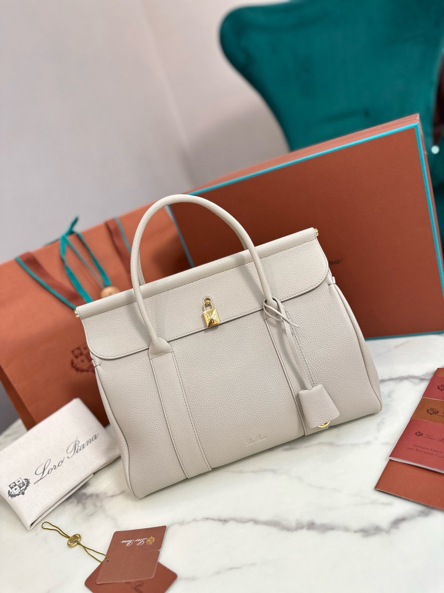 L**o p*ana loom l32 bag in light travertine grained leather