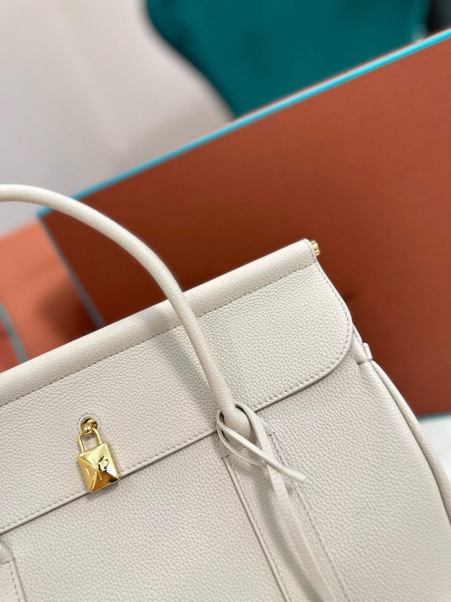 L**o p*ana loom l32 bag in light travertine grained leather