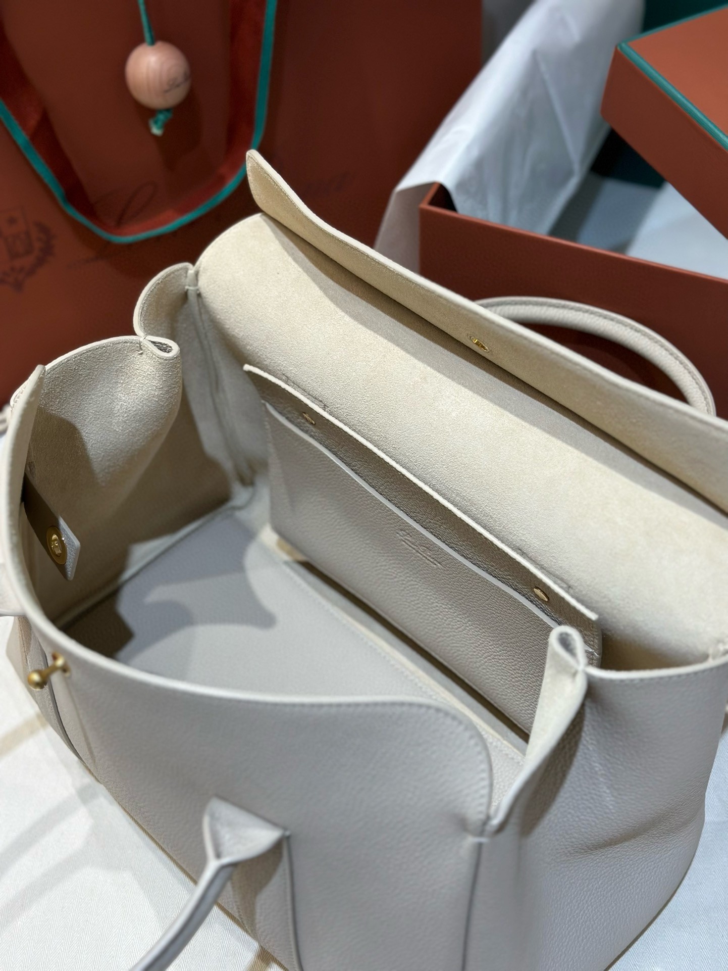 L**o p*ana loom l32 bag in light travertine grained leather