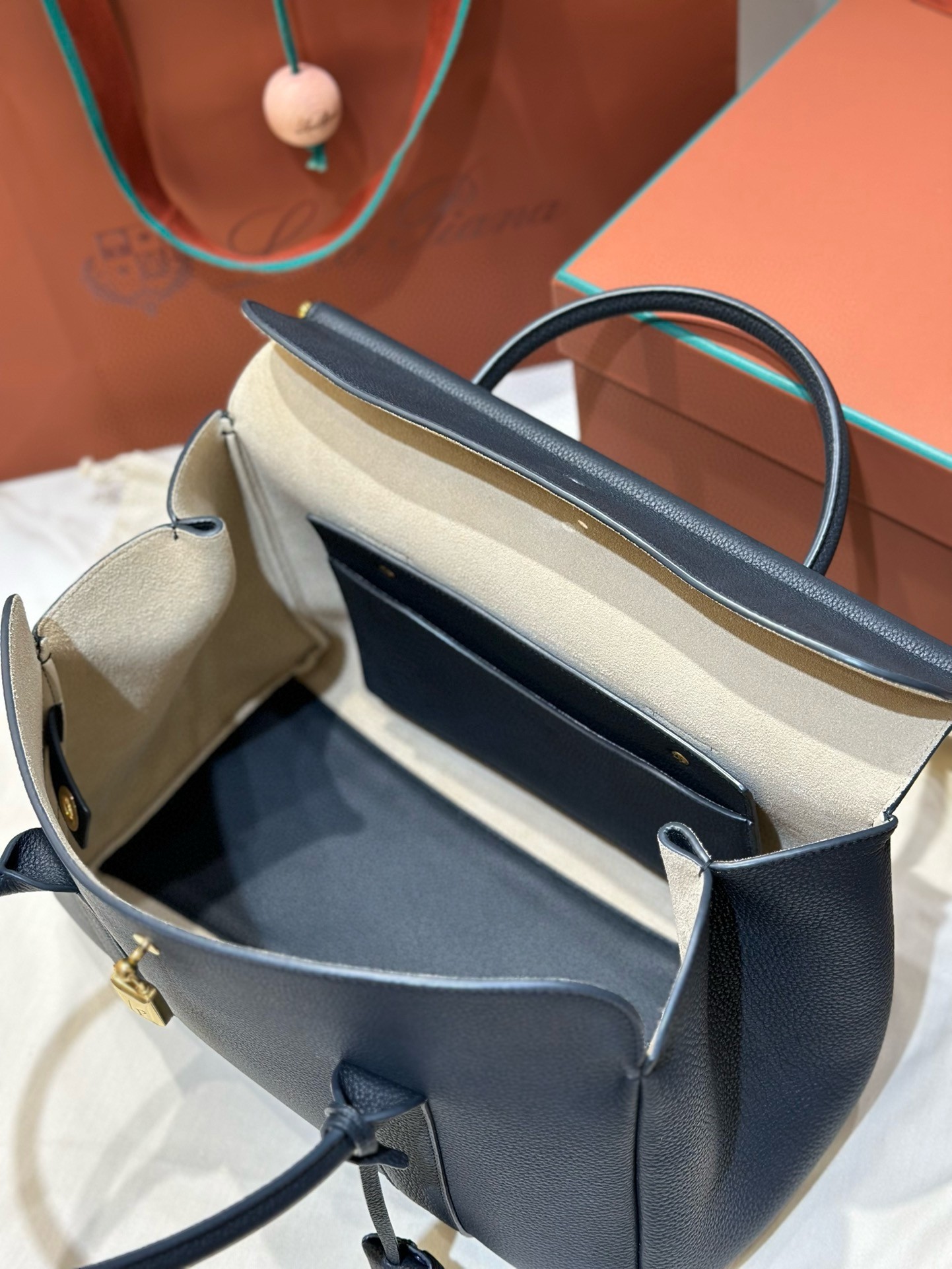 L**o p*ana loom l32 bag in navy blue grained leather