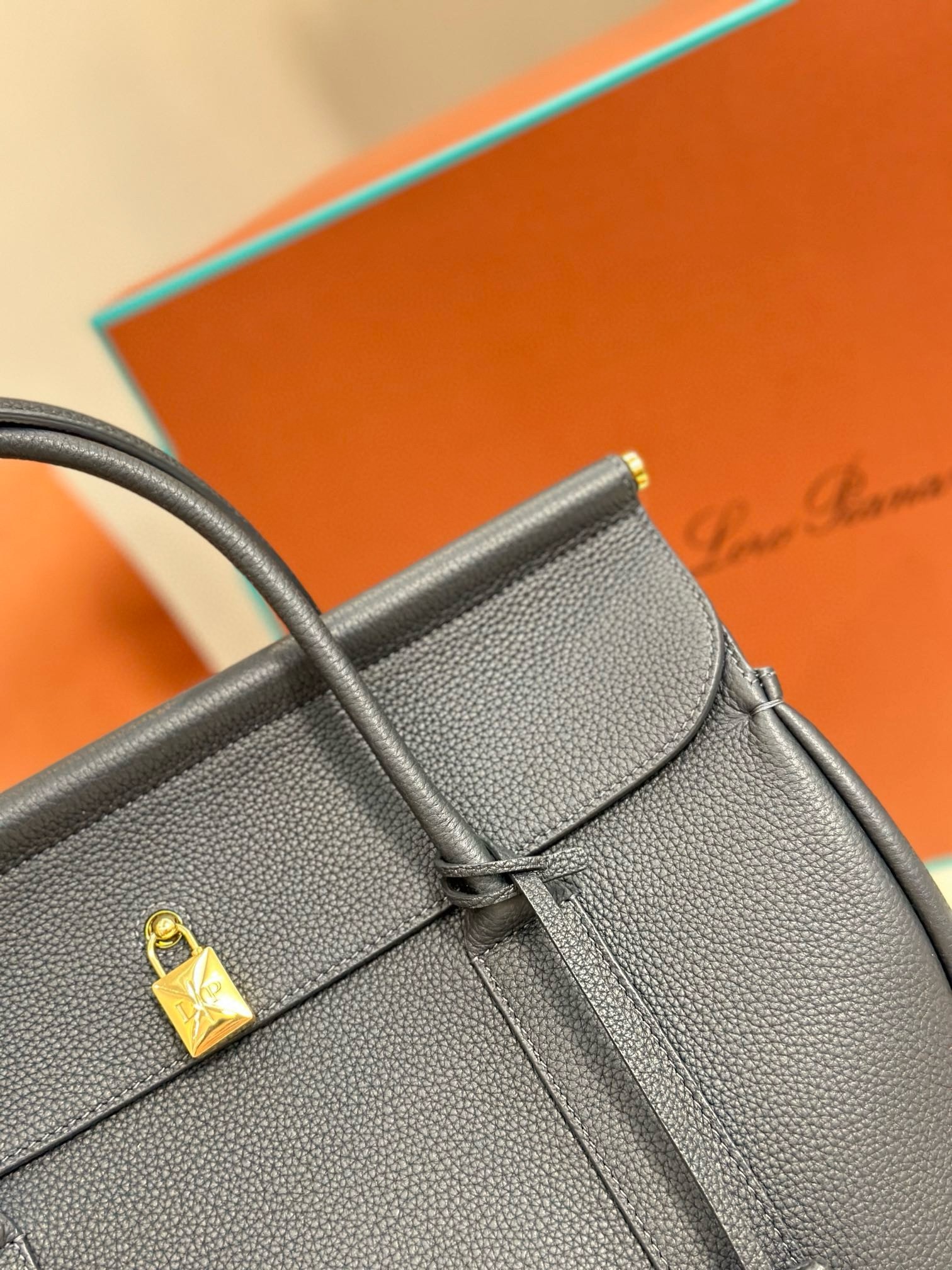 L**o p*ana loom l32 bag in navy blue grained leather