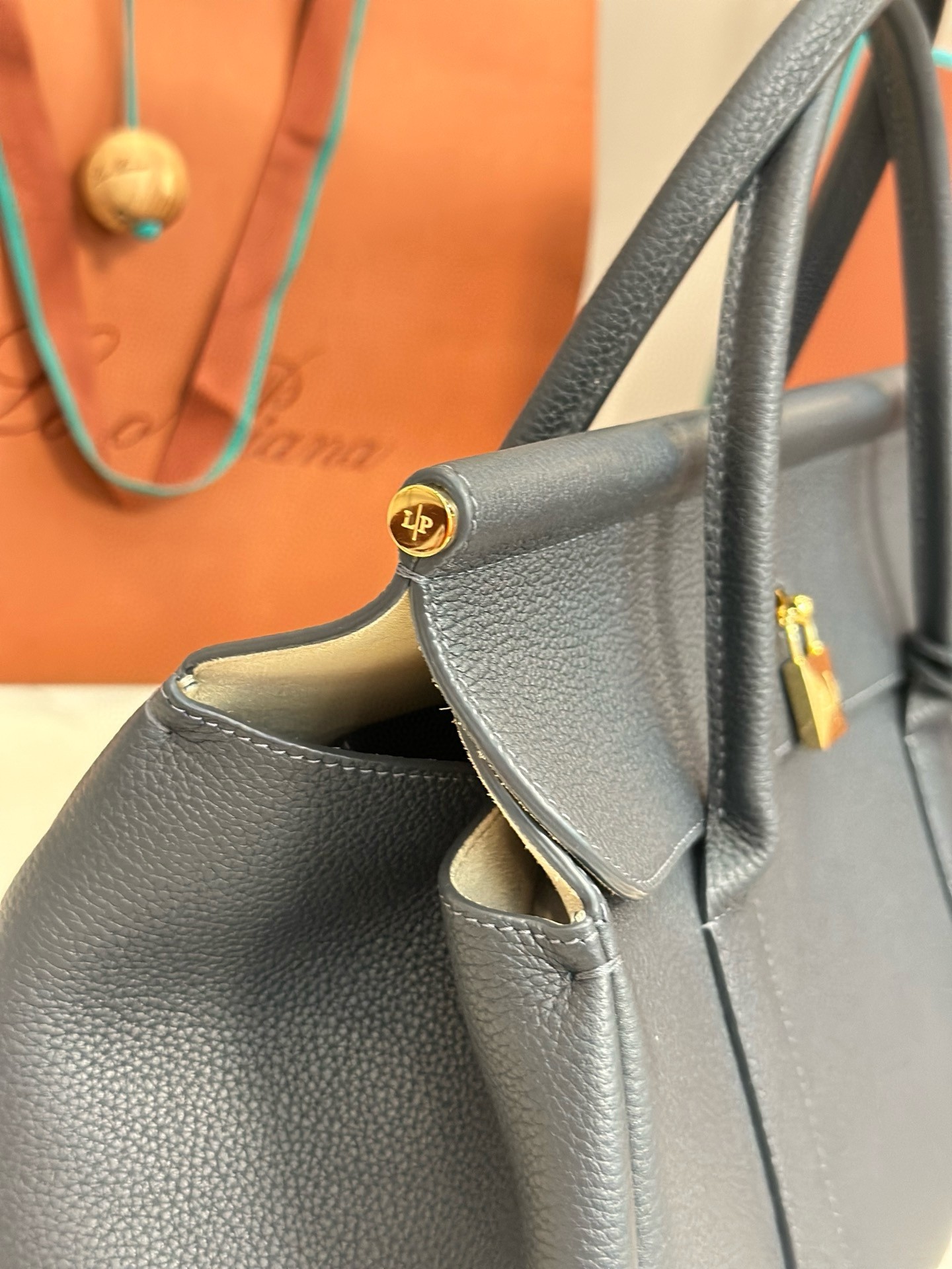 L**o p*ana loom l32 bag in navy blue grained leather