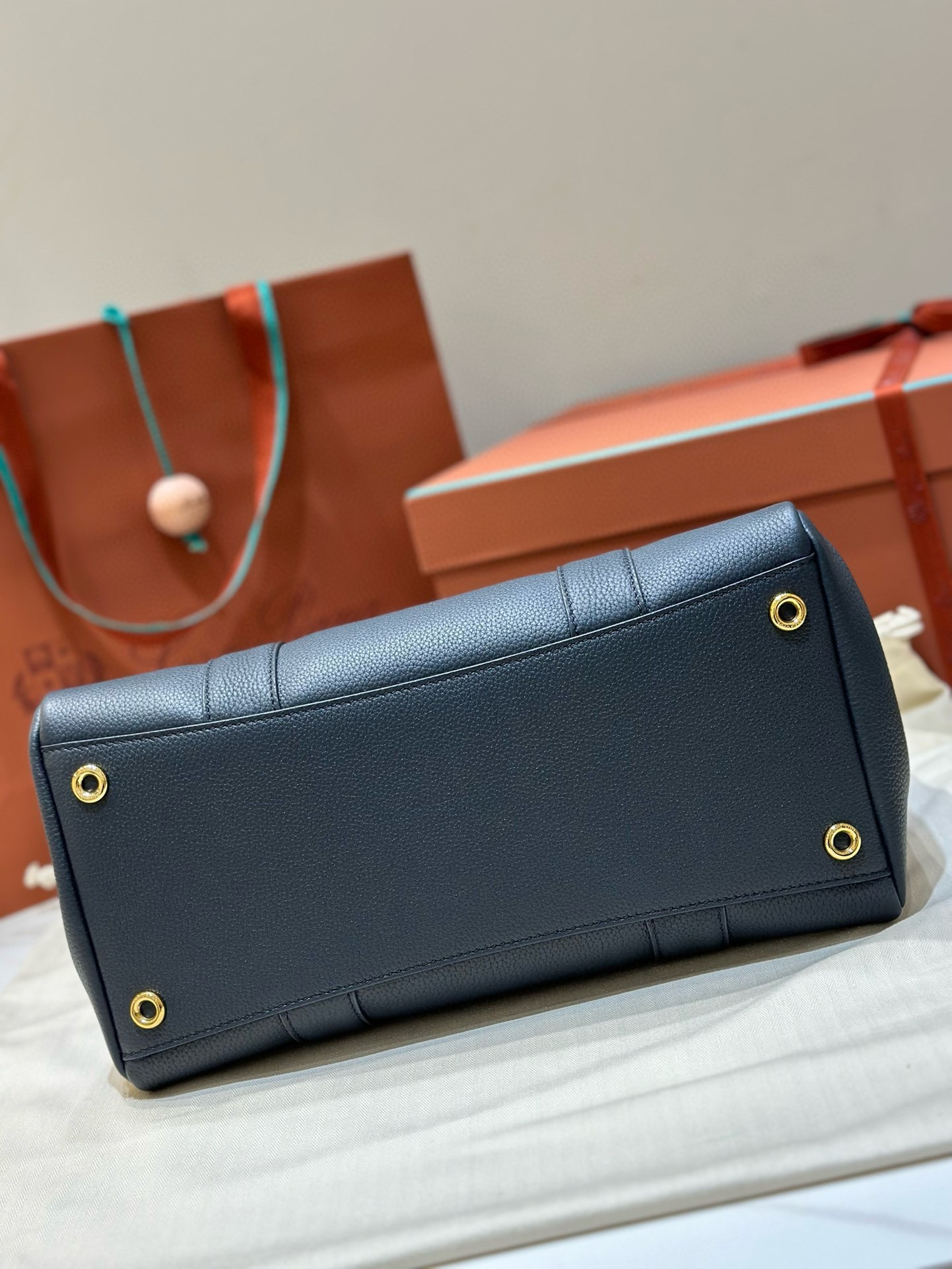 L**o p*ana loom l32 bag in navy blue grained leather