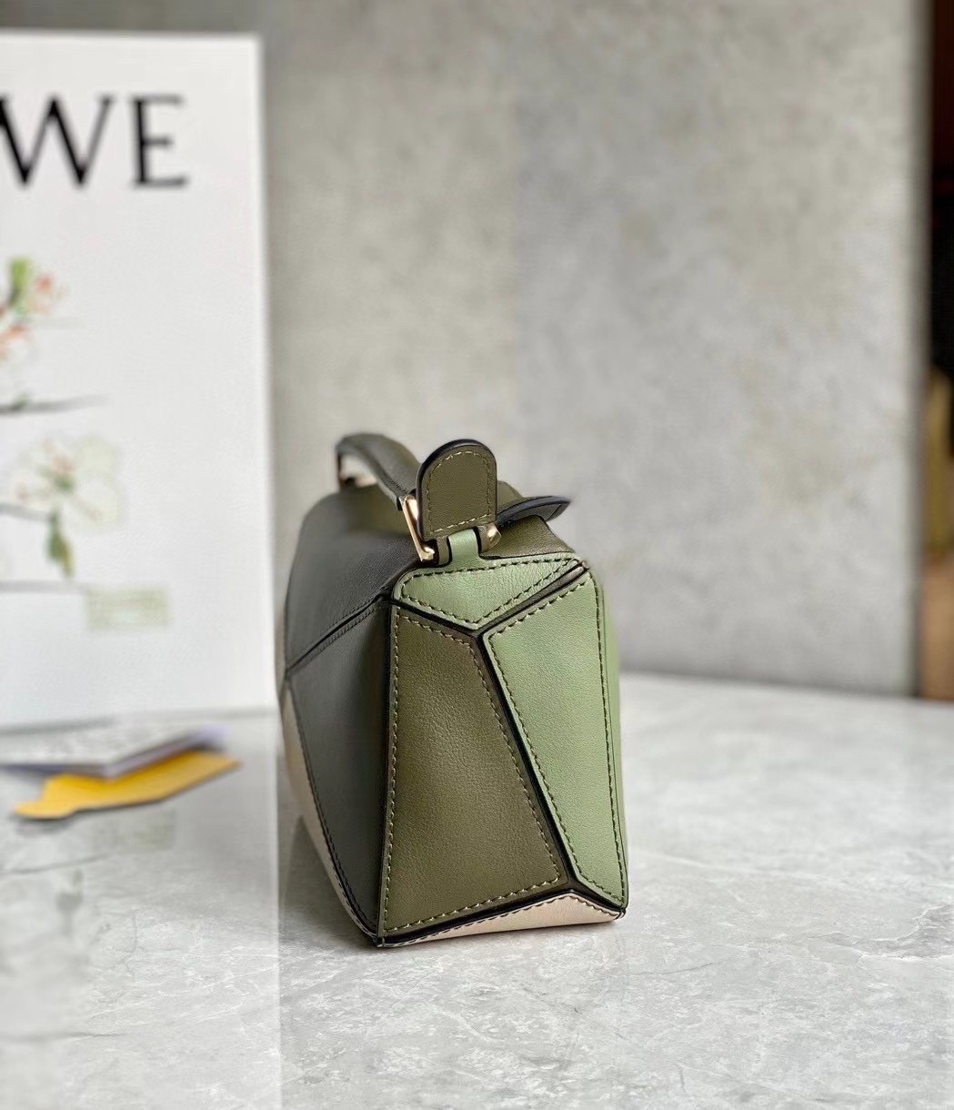 L0ew* puzzle mini bag in green/oat calfskin