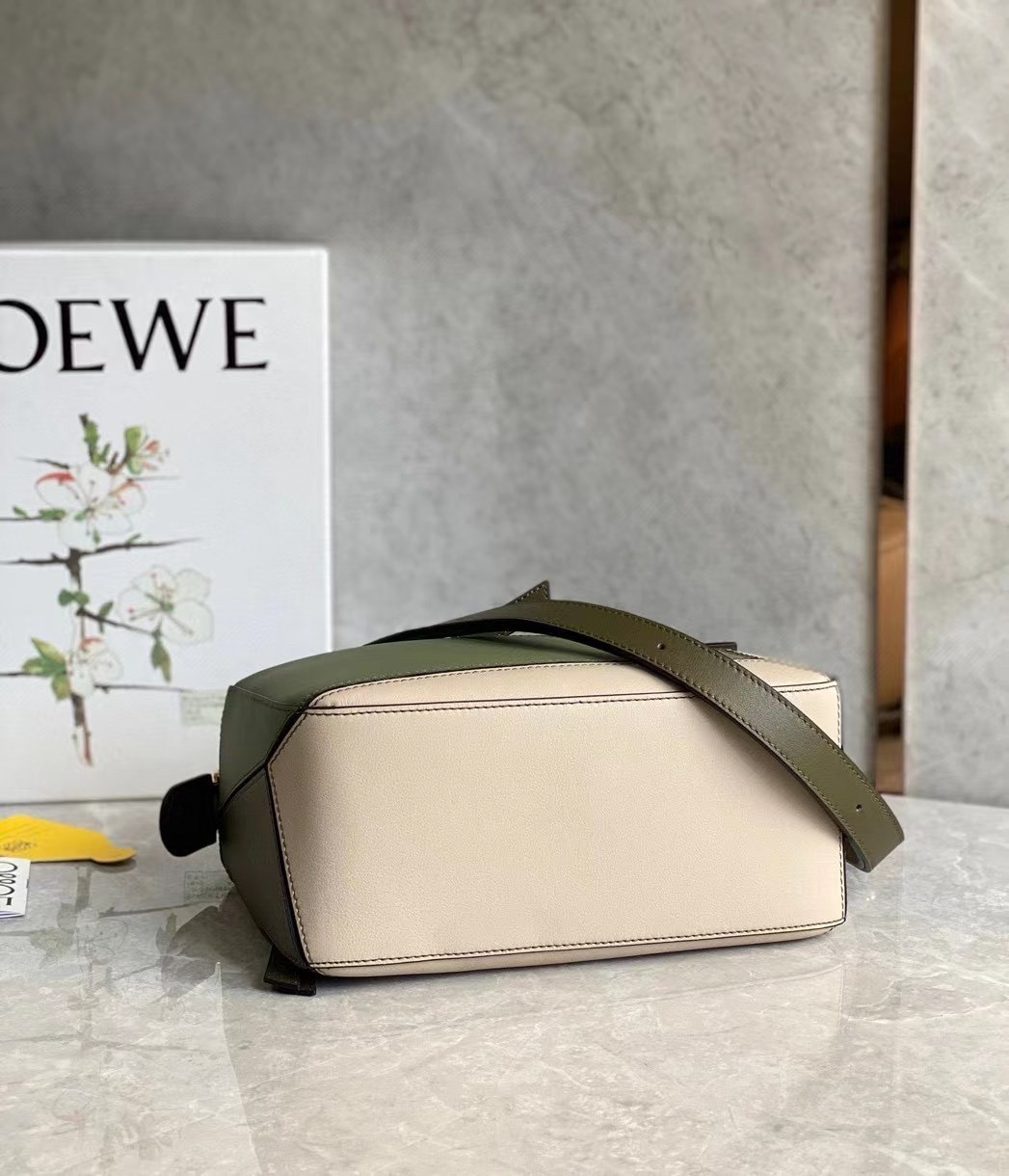 L0ew* puzzle small bag in green/oat calfskin